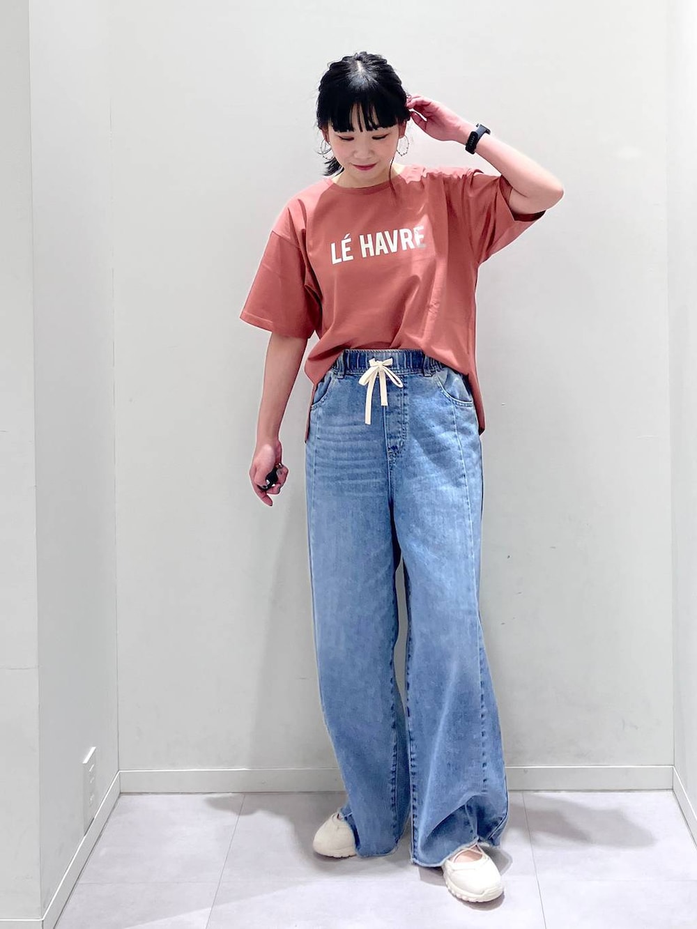 「体型カバー、着痩せ・細見え、きれいめ、GLOBAL WORK、Tシャツ、デニムパンツ、ワイドパンツ、ウエストゴム、スニーカー、夏コーデ、接触冷感、ウォッシャブル、カジュアルコーデ、ラフ、吸水速乾」｜「GLOBAL WORKのリッチクリーンプリントT半袖/147640（Tシャツ/カットソー、オレンジ系）」を使った、saoさん（レディース・157cm）の春コーディネートの2枚目の写真