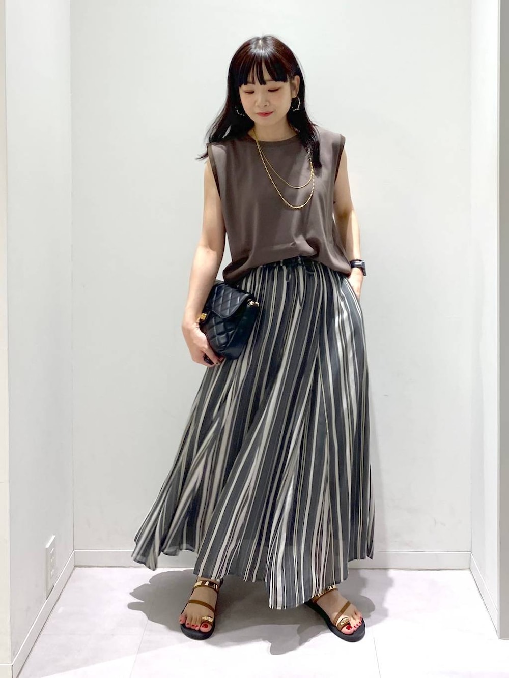 「体型カバー、着痩せ・細見え、きれいめ、GLOBAL WORK、ノースリーブ、ブラウン、スカート、ウエストゴム、汗ジミ軽減、ウォッシャブル、夏コーデ、接触冷感、サンダル、女子ウケ、女子会」|「GLOBAL WORKのエアリーリラックスフレアスカート/147678(スカート、その他)」を使った、saoさん(レディース・157cm)の夏コーディネートの5枚目の写真