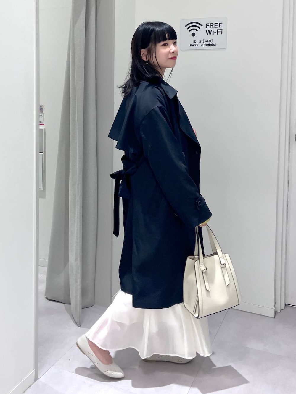 「体型カバー、着痩せ・細見え、きれいめ、GLOBAL WORK、トレンチコート、ロングコート、カーディガン、タンクトップ、ボーダー、スカート、パンプス、春コーデ、春アウター、春色、デートコーデ」|「GLOBAL WORKのスペ軽変形3WAYBAG/234491(ショルダーバッグ、ホワイト系)」を使った、saoさん(レディース・157cm)の春コーディネートの4枚目の写真