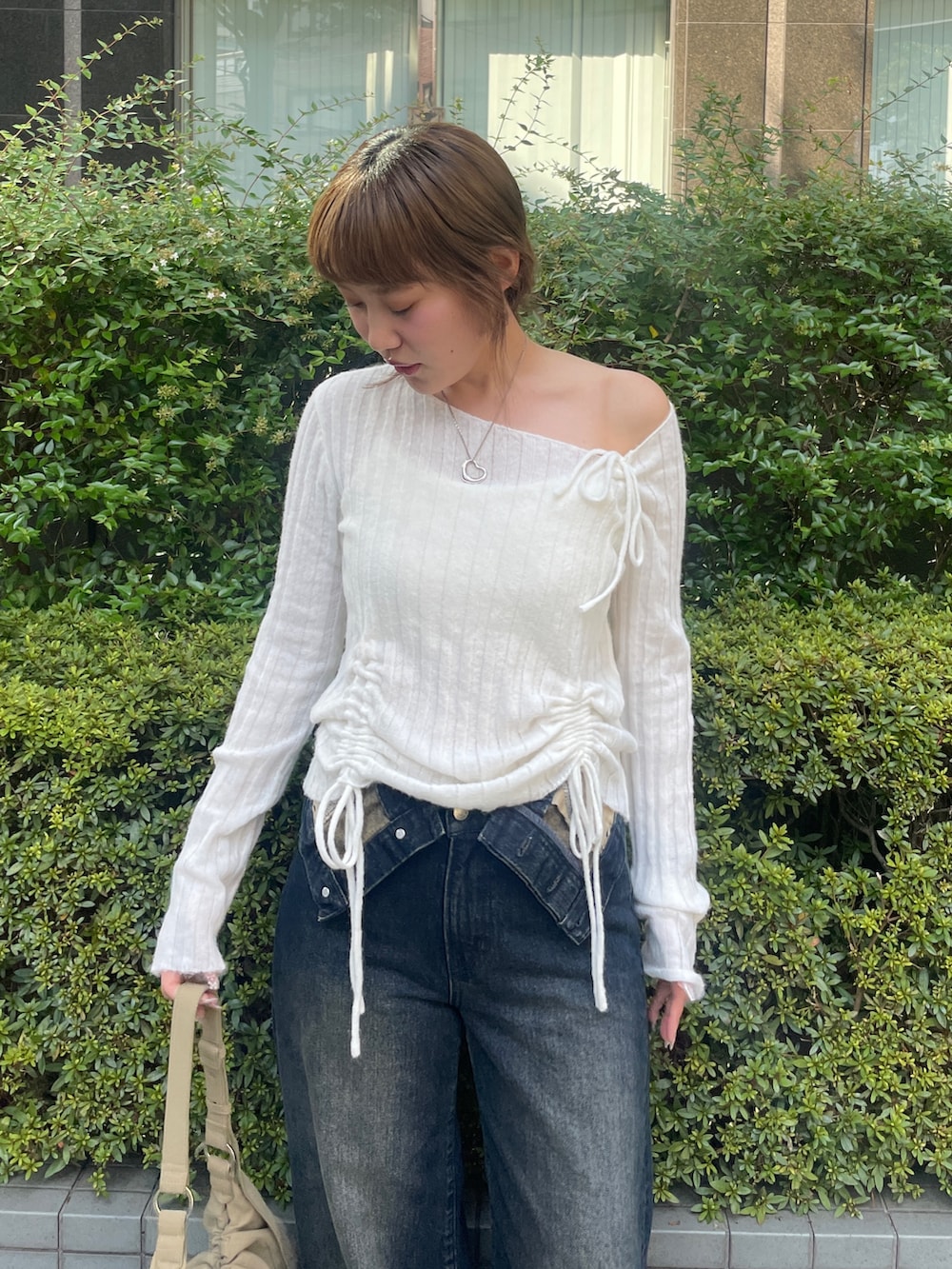「休日スタイル、デニム、韓国ファッション、きれいめカジュアル、シンプルコーデ、お出かけコーデ、シンプルスタイル、シンプル、デニムコーデ、カジュアルコーデ、秋服準備はじめました、高身長女子、SLY、slyjeans、sly_fav」｜「SLYの【2025AW】GATHER RIBBON KNIT TOPS ギャザー リボン ニットトップス 秋服 冬服（ニット/セーター、ホワイト系）」を使った、城野香遥さん（骨格ストレート・レディース・172cm）の夏コーディネートの2枚目の写真