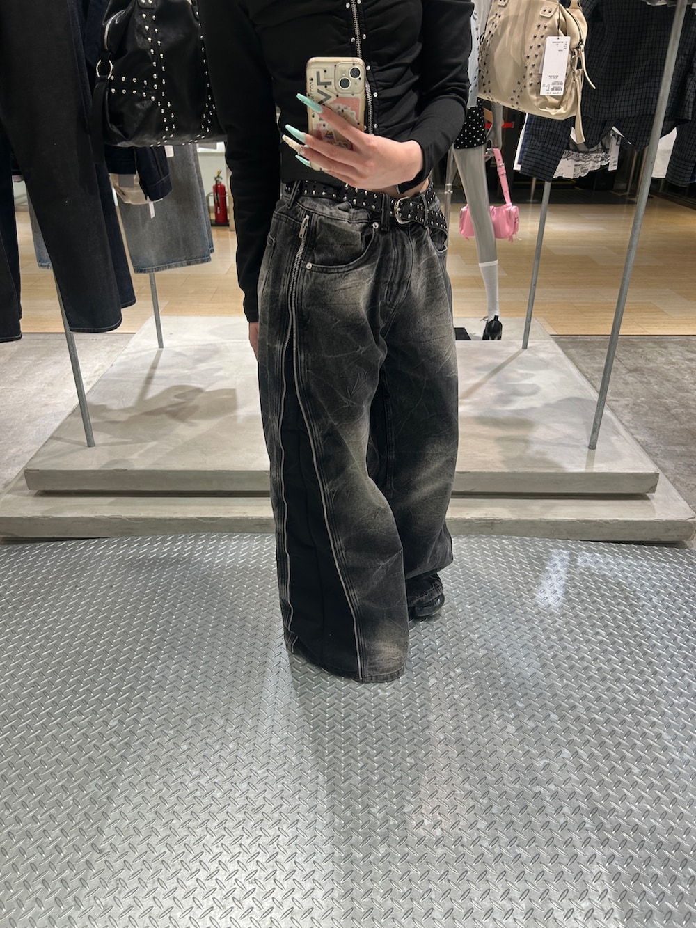 ブラック系のデニムパンツ、ブラック系のTシャツ/カットソーを着用したレディースの春コーディネートの4枚目の写真