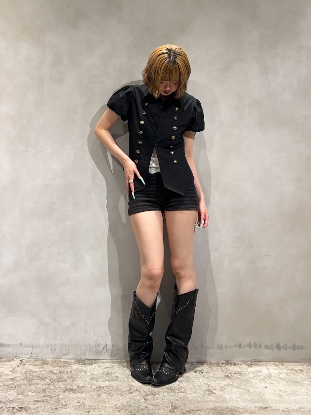 ブラック系のシャツ/ブラウス、ブラック系のその他パンツ、ブラック系のブーツを着用したレディースの春コーディネートの2枚目の写真