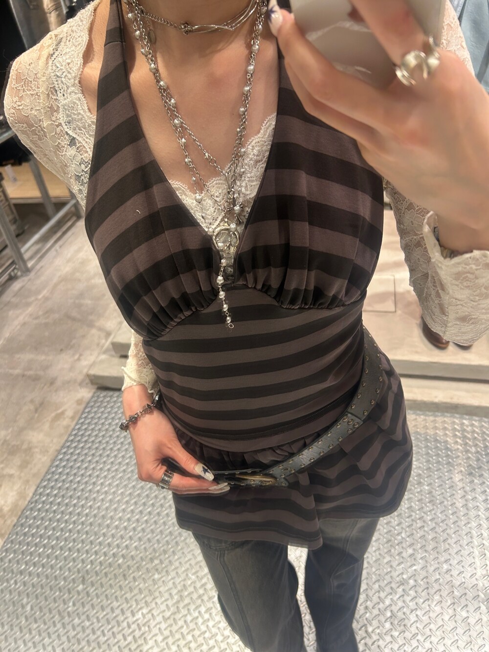 ホワイト系のTシャツ/カットソー、グレー系のワンピース、ブラック系のデニムパンツを着用したレディースの夏コーディネートの2枚目の写真