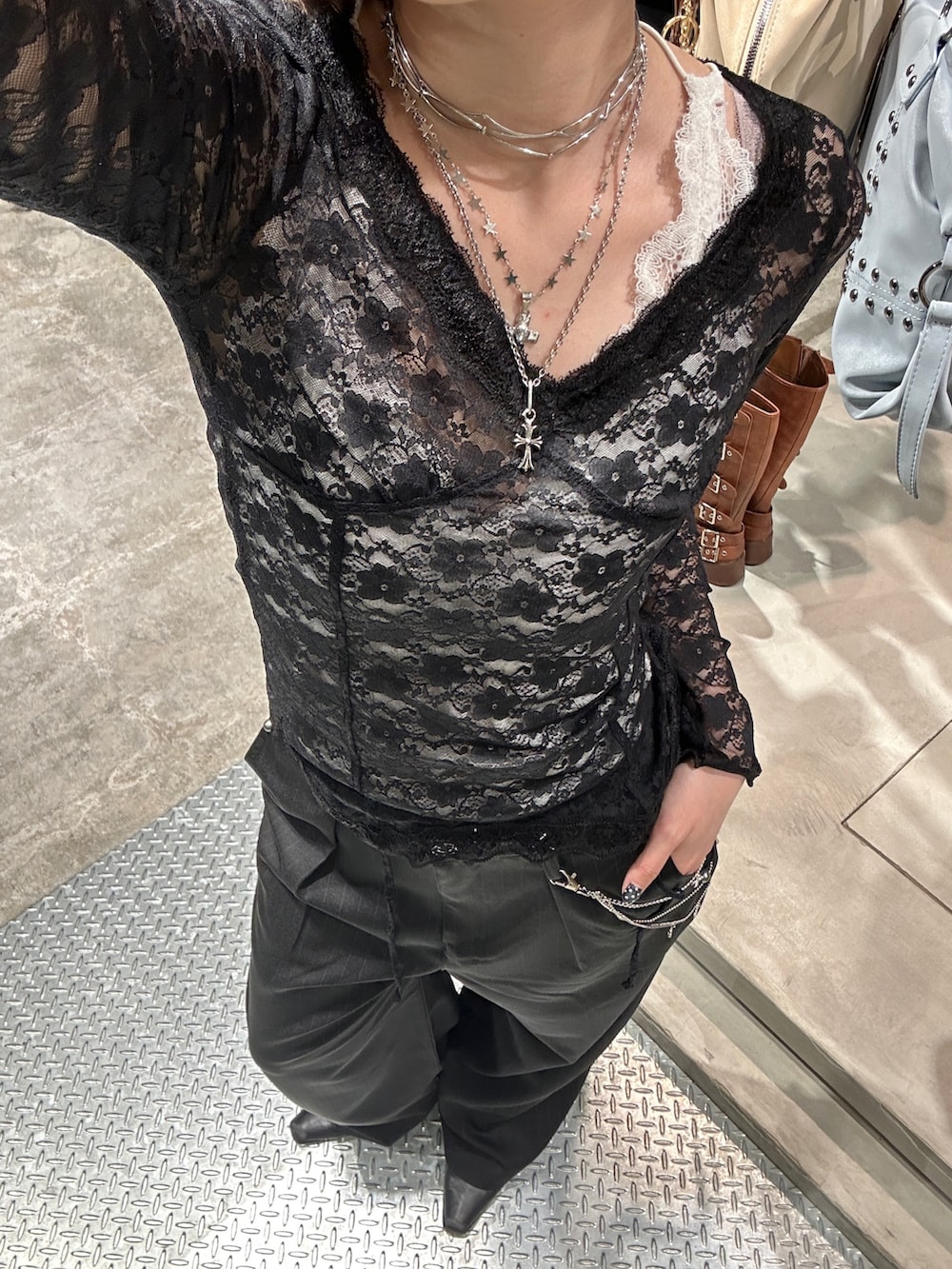 ブラック系のスラックス、ブラック系のTシャツ/カットソー、ホワイト系のキャミソールを着用したレディースの春コーディネートの2枚目の写真