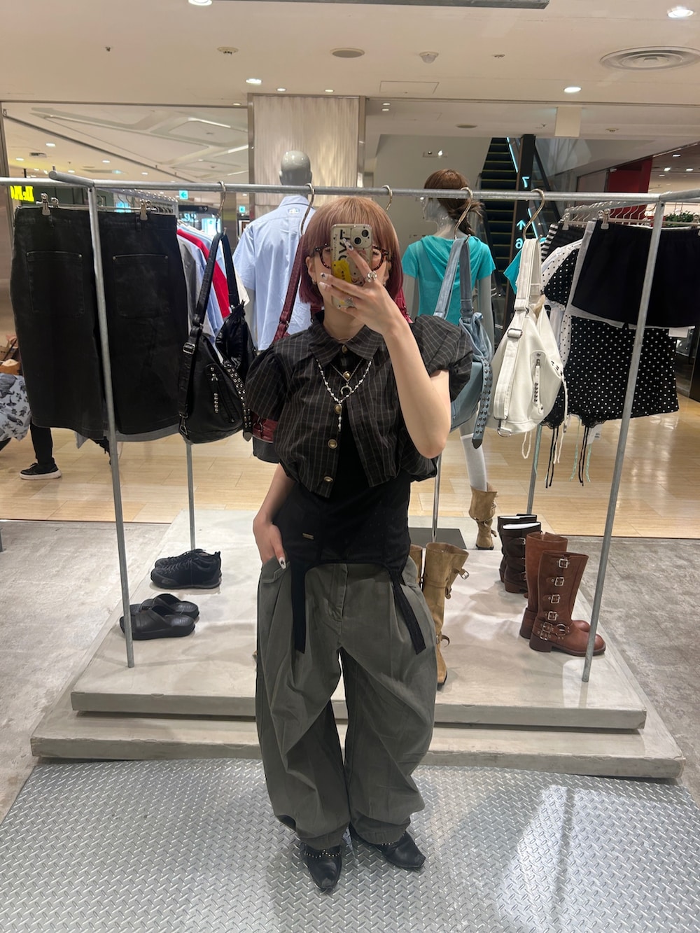 グレー系のその他パンツ、ブラック系のシャツ/ブラウス、ブラウン系のシャツ/ブラウスを着用したレディースの夏コーディネートの3枚目の写真