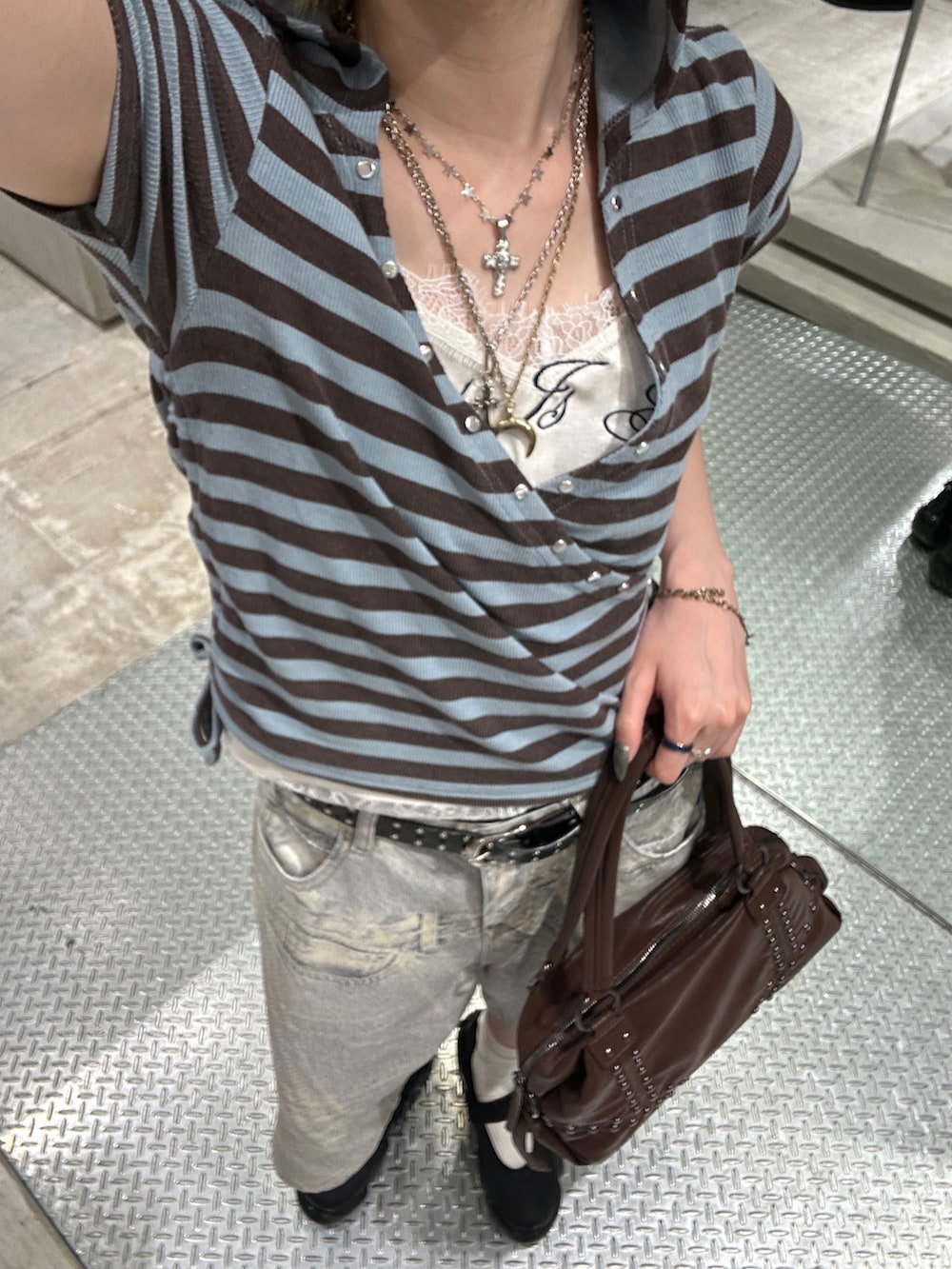 ブルー系のTシャツ/カットソー、ホワイト系のキャミソール、ブルー系のデニムパンツを着用したレディースの春コーディネートの2枚目の写真