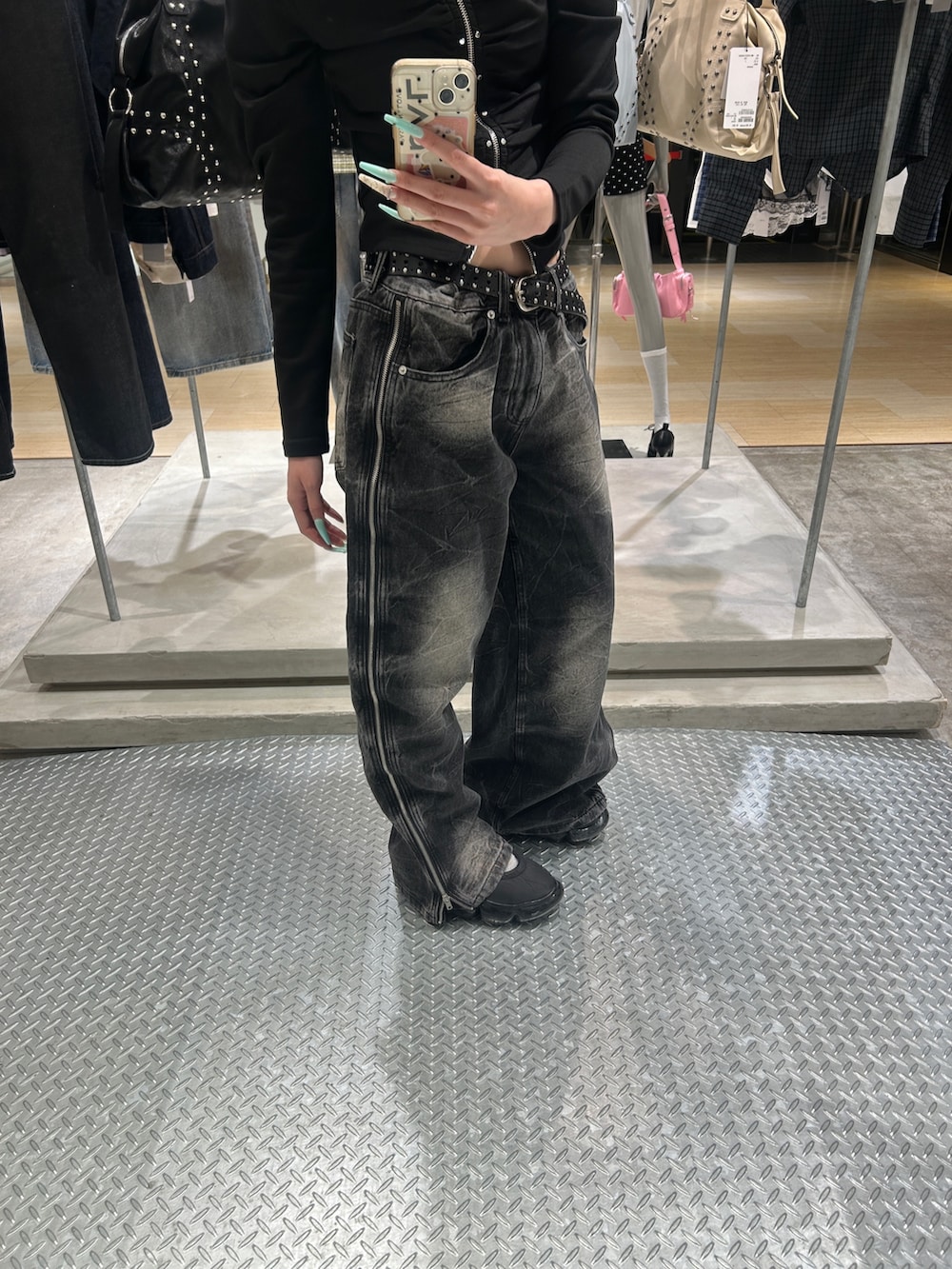 ブラック系のデニムパンツ、ブラック系のTシャツ/カットソーを着用したレディースの春コーディネートの2枚目の写真