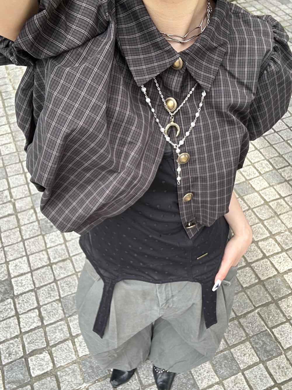 グレー系のその他パンツ、ブラック系のシャツ/ブラウス、ブラウン系のシャツ/ブラウスを着用したレディースの夏コーディネートの2枚目の写真