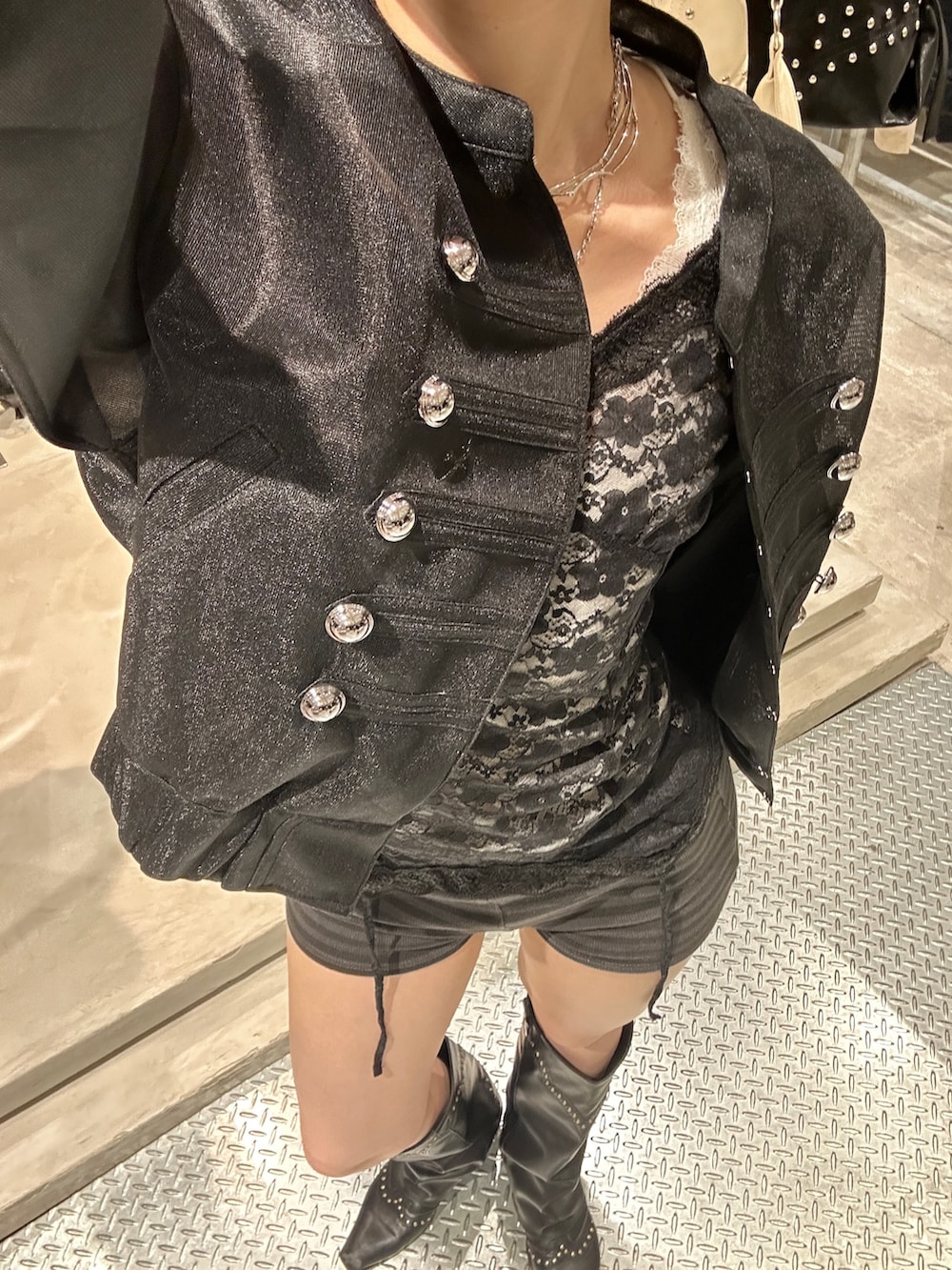 ブラック系のTシャツ/カットソー、ブラック系のブルゾン、ブラック系のその他パンツを着用したレディースの春コーディネートの3枚目の写真