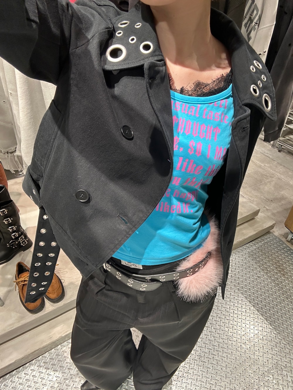 ブラック系のスラックス、ブルー系のTシャツ/カットソー、ブラック系のピーコートを着用したレディースの春コーディネートの2枚目の写真