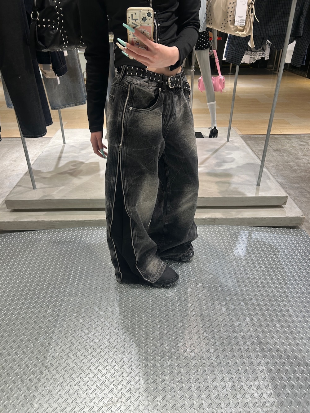 ブラック系のデニムパンツ、ブラック系のTシャツ/カットソーを着用したレディースの春コーディネートの3枚目の写真