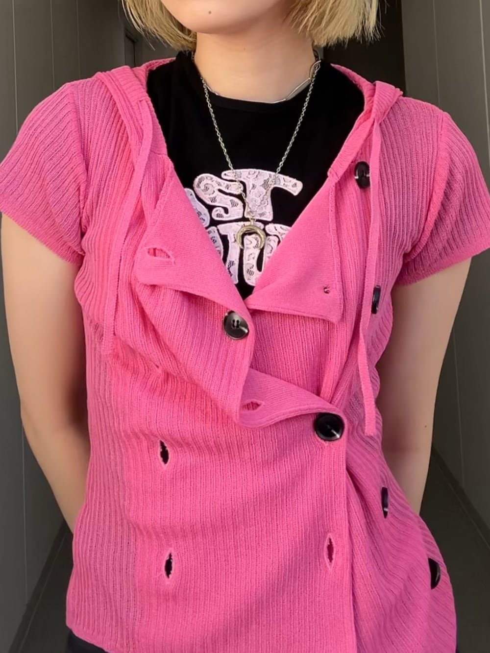 ブラック系のTシャツ/カットソー、ピンク系のパーカー、ブラック系のその他パンツを着用したレディースの夏コーディネートの2枚目の写真