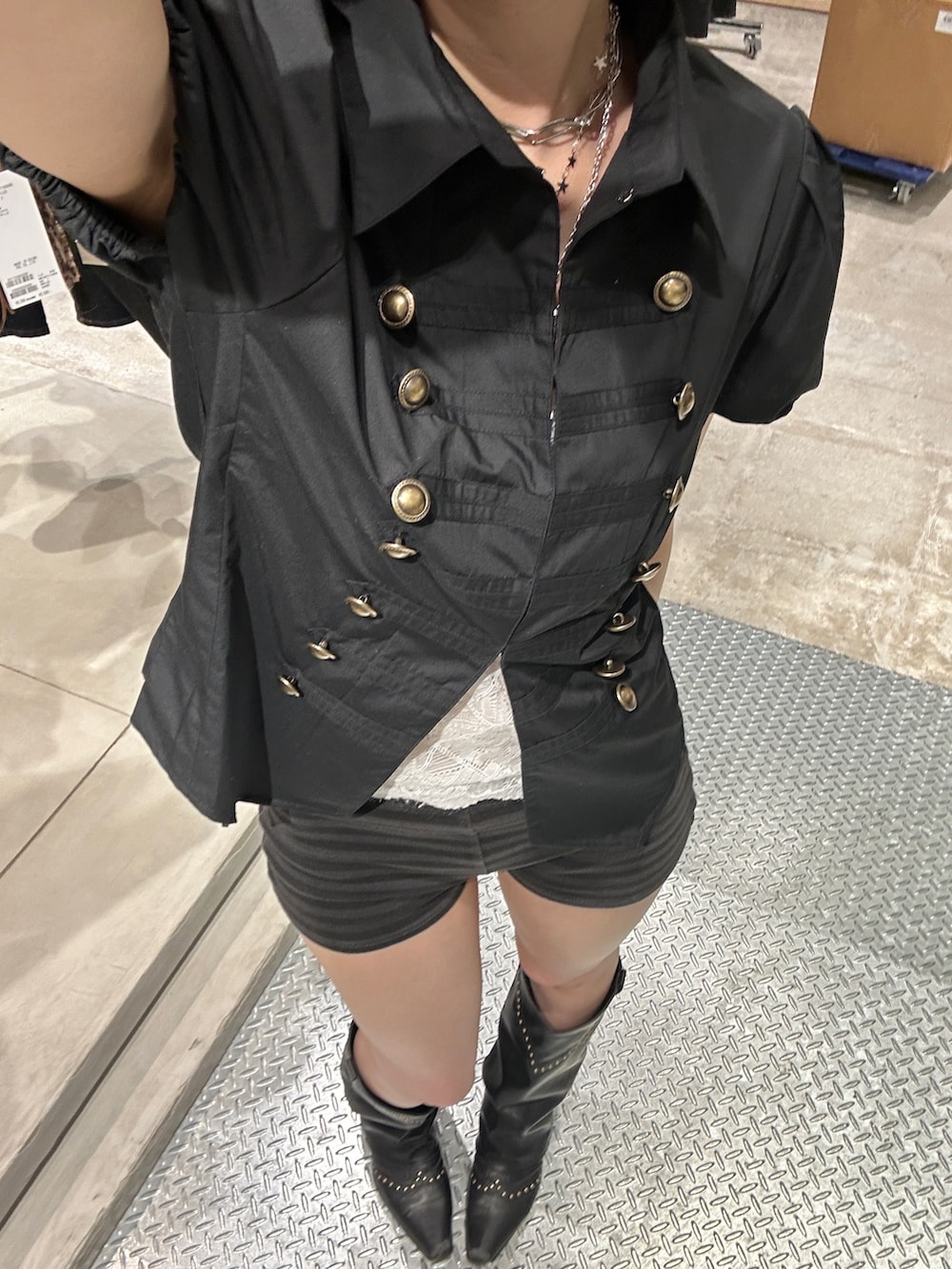 ブラック系のシャツ/ブラウス、ブラック系のその他パンツ、ブラック系のブーツを着用したレディースの春コーディネートの3枚目の写真