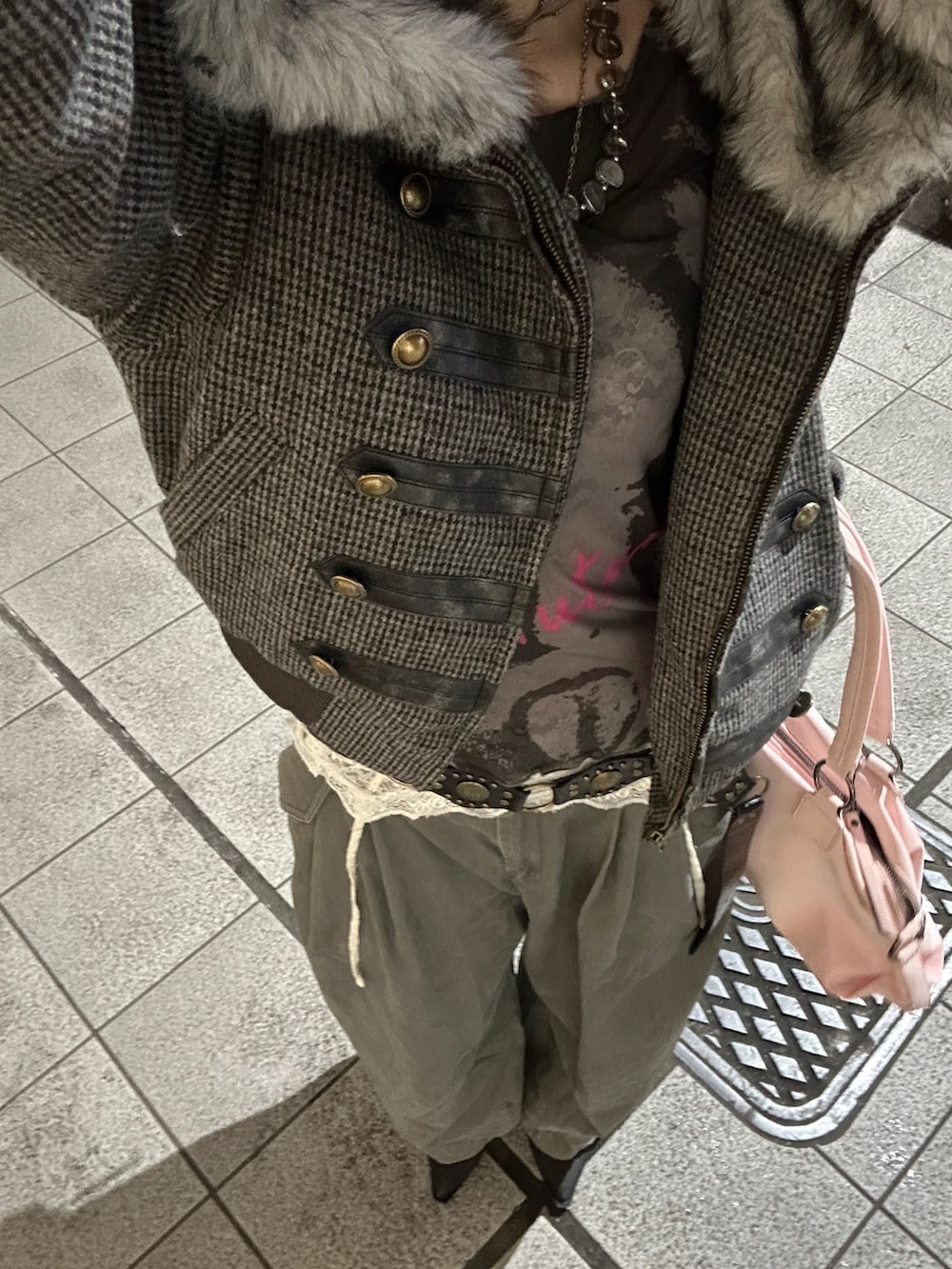 グレー系のTシャツ/カットソー、ホワイト系のキャミソール、グレー系のその他パンツを着用したレディースの秋コーディネートの2枚目の写真