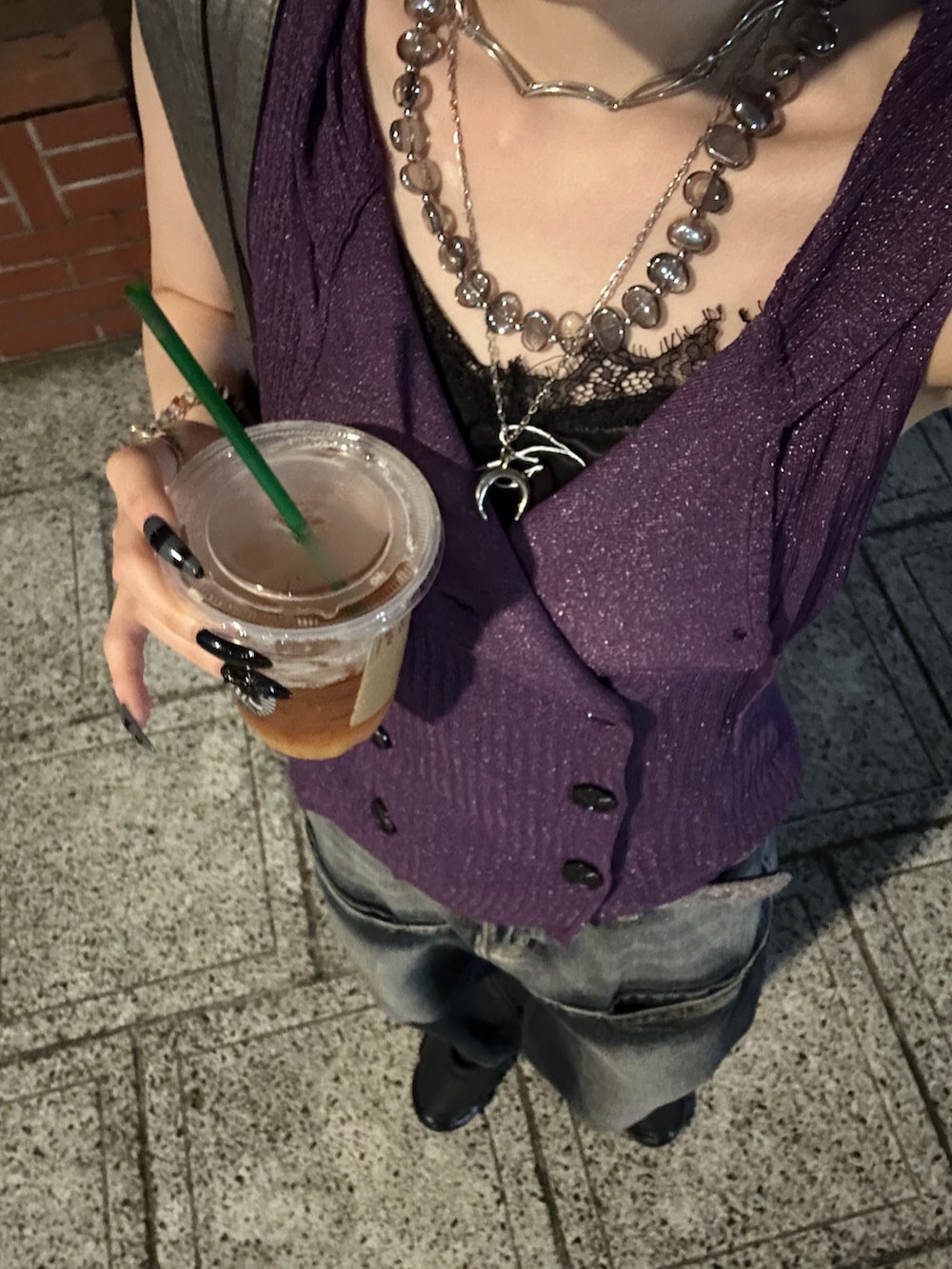 パープル系のパーカー、ブラック系のキャミソール、グレー系のショルダーバッグを着用したレディースの夏コーディネートの2枚目の写真