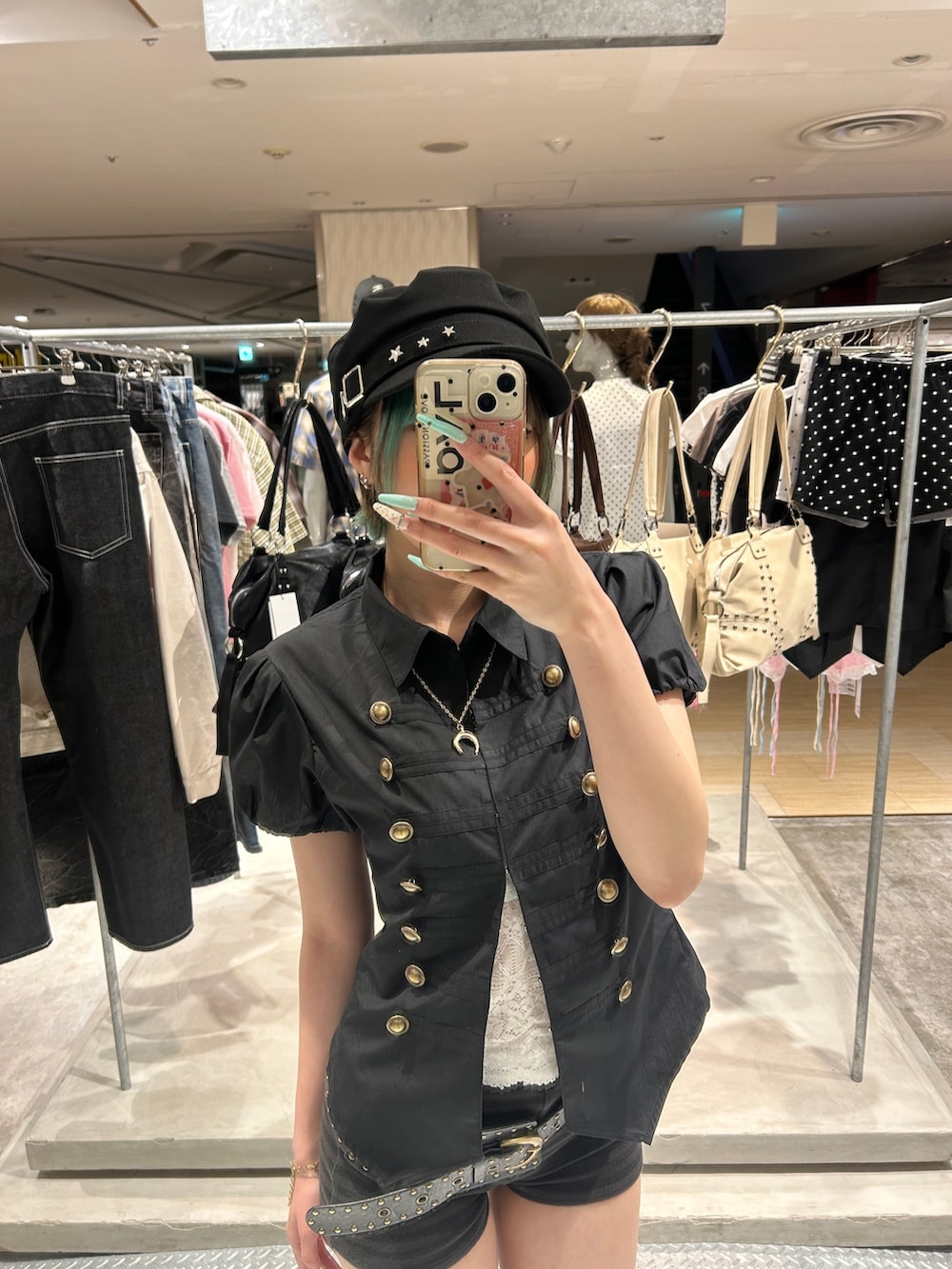 ブラック系のシャツ/ブラウス、ホワイト系のキャミソール、ブラック系のその他パンツを着用したレディースの春コーディネートの2枚目の写真