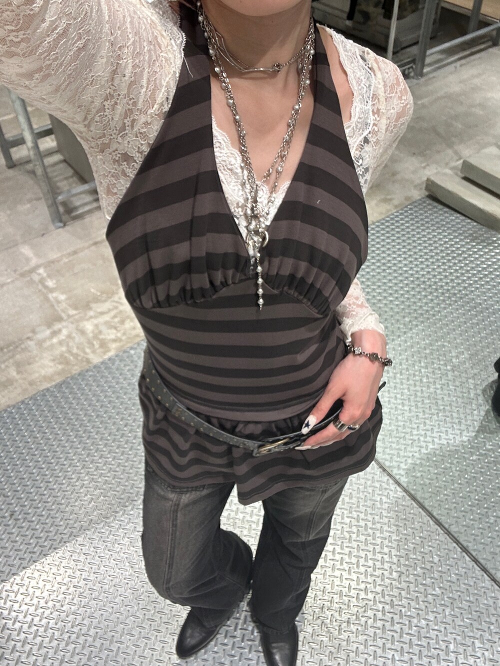ホワイト系のTシャツ/カットソー、グレー系のワンピース、ブラック系のデニムパンツを着用したレディースの夏コーディネートの3枚目の写真