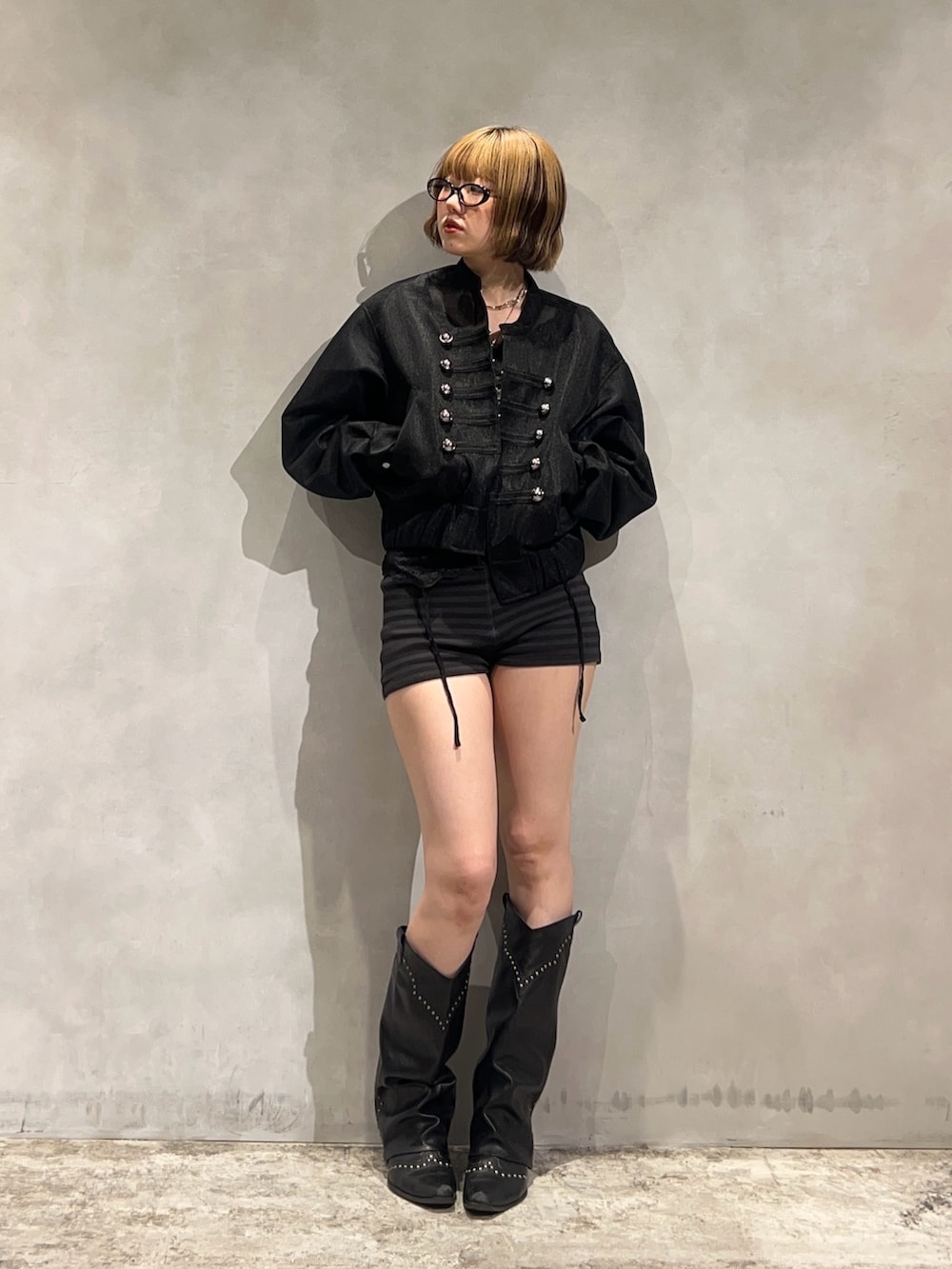 ブラック系のTシャツ/カットソー、ブラック系のブルゾン、ブラック系のその他パンツを着用したレディースの春コーディネートの2枚目の写真