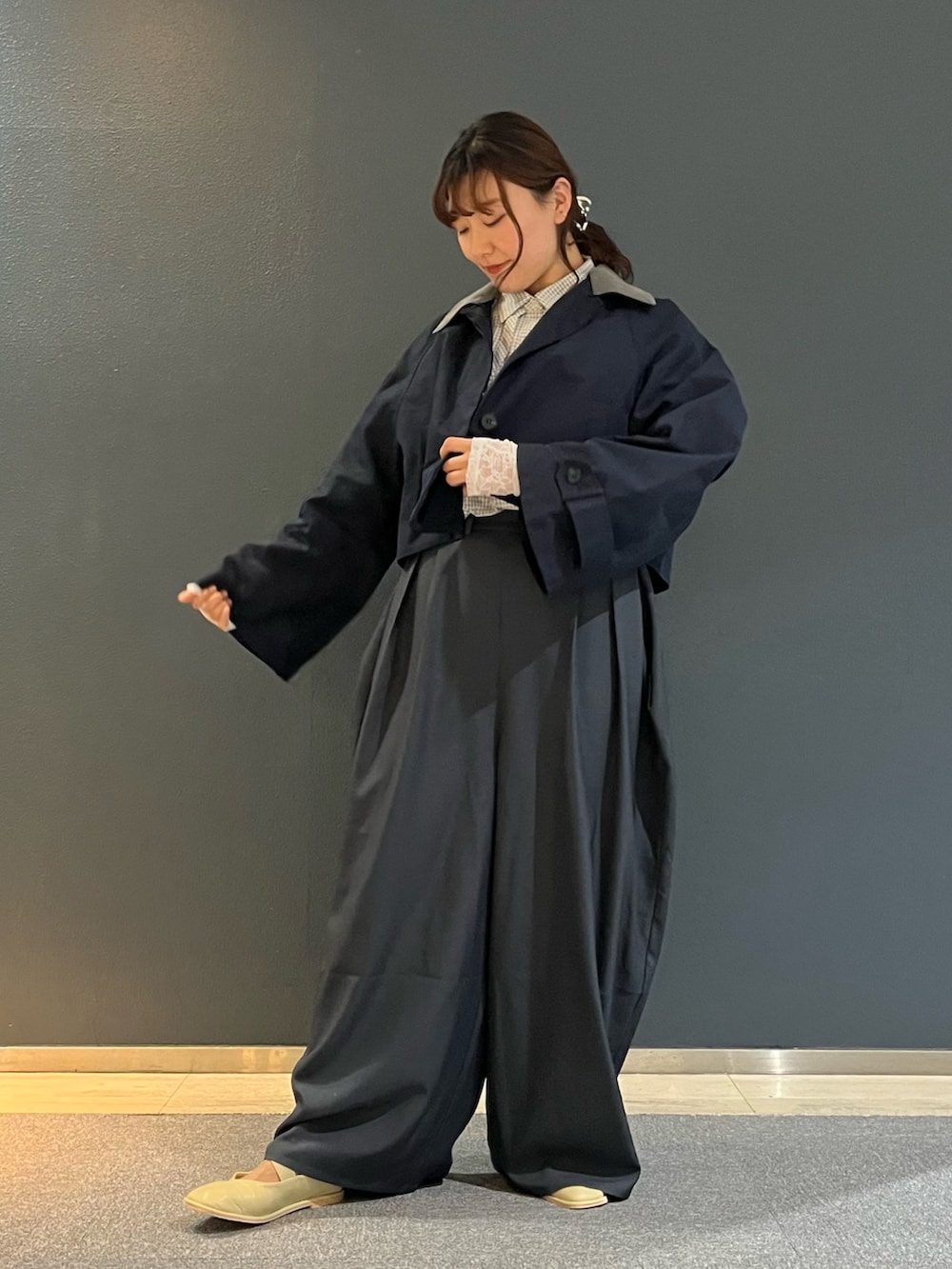 ホワイト系のTシャツ/カットソー、グレー系のその他パンツ、ブルー系のその他アウターを着用したレディースの冬コーディネートの3枚目の写真