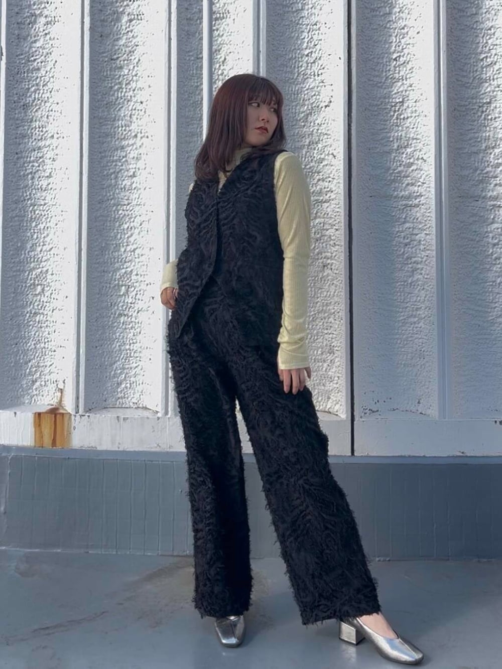 イエロー系のTシャツ/カットソー、シルバー系のパンプス、ブラック系のその他パンツを着用したレディースの春コーディネートの3枚目の写真
