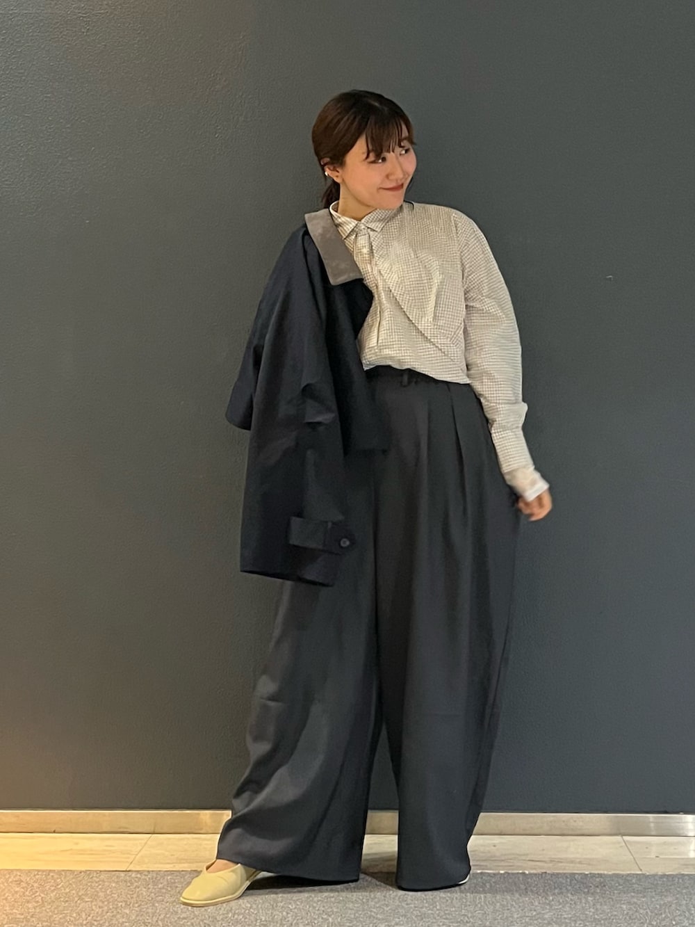 ホワイト系のTシャツ/カットソー、グレー系のその他パンツ、ブルー系のその他アウターを着用したレディースの冬コーディネートの2枚目の写真