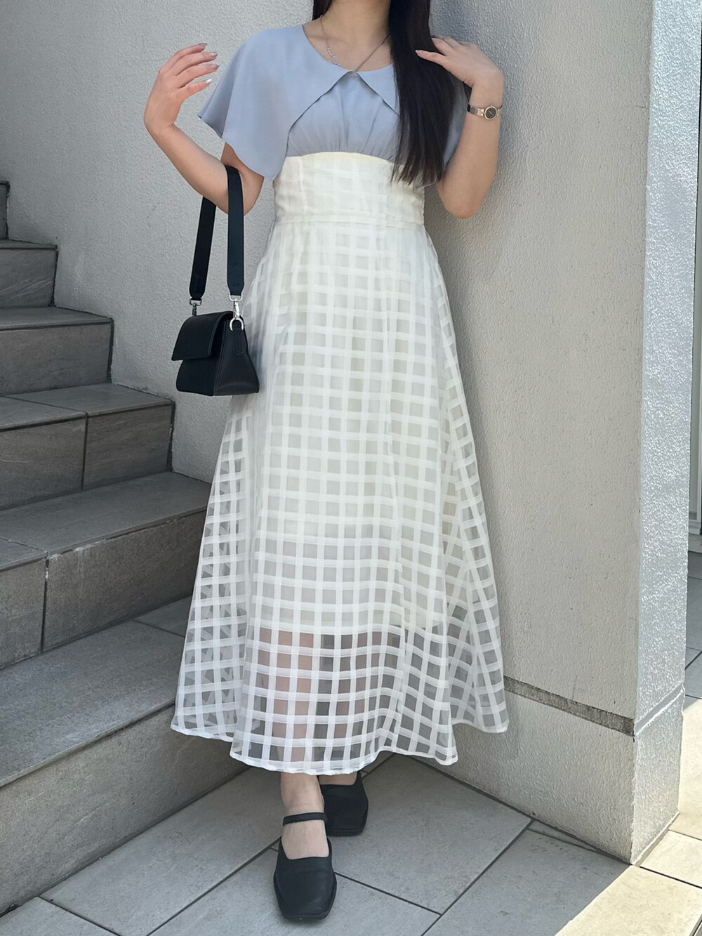 ブルー系のワンピースを着用したレディースの春コーディネートの4枚目の写真