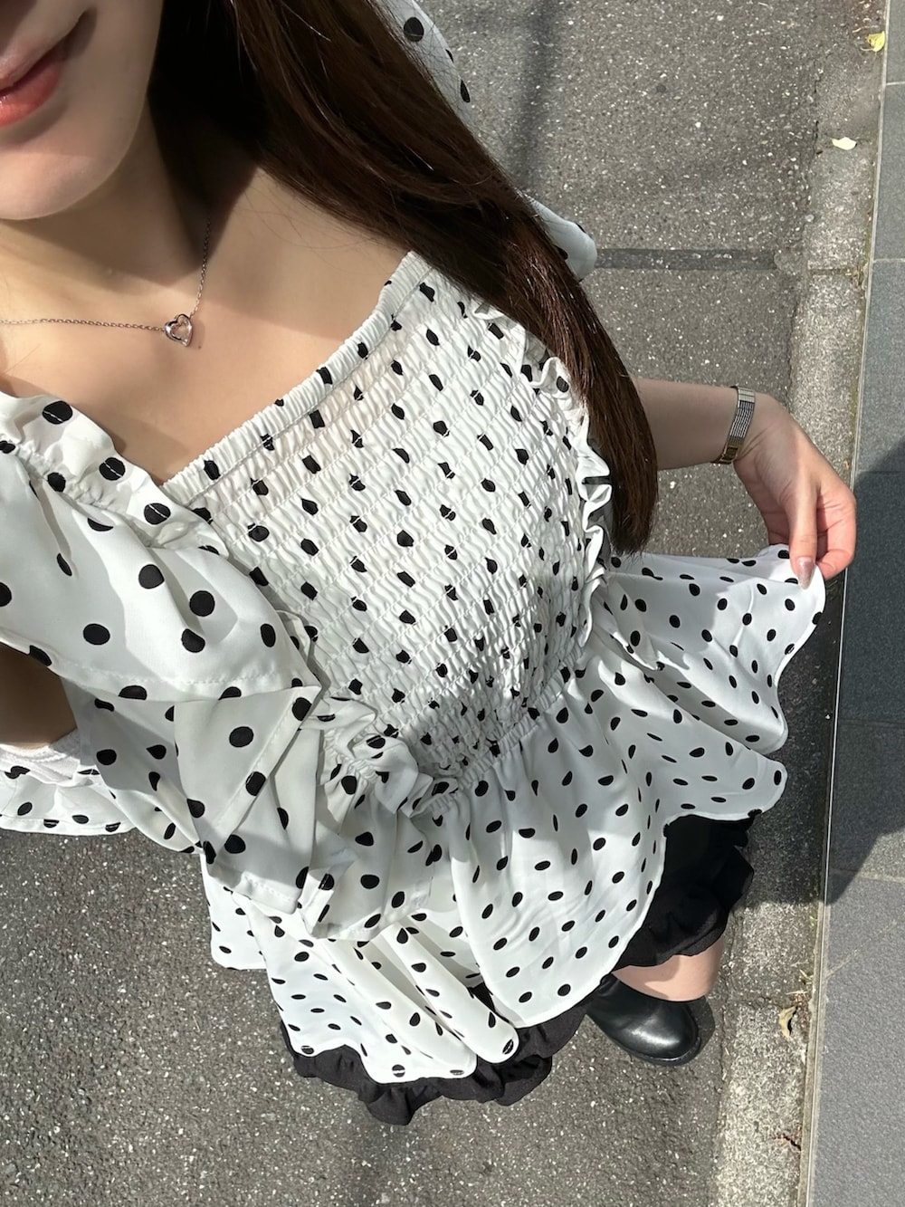 ホワイト系のシャツ/ブラウス、ブラック系のその他パンツを着用したレディースの春コーディネートの2枚目の写真