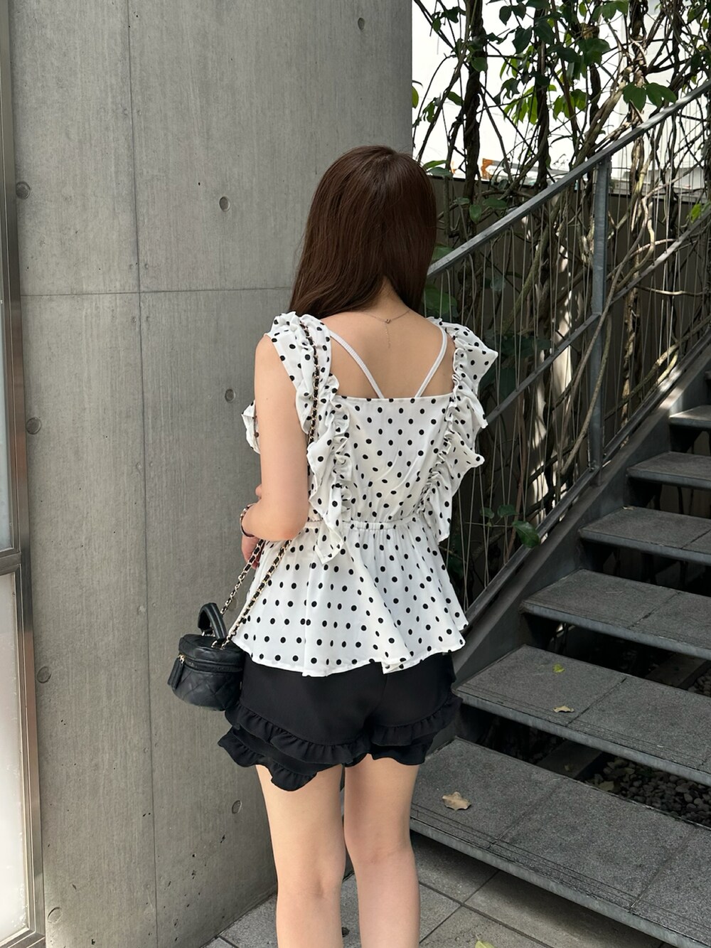 ホワイト系のシャツ/ブラウス、ブラック系のその他パンツを着用したレディースの春コーディネートの5枚目の写真