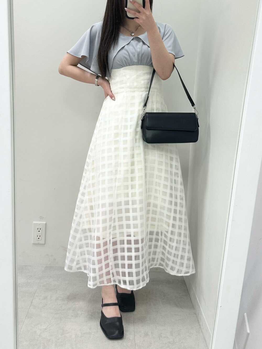 ブルー系のワンピースを着用したレディースの春コーディネートの5枚目の写真