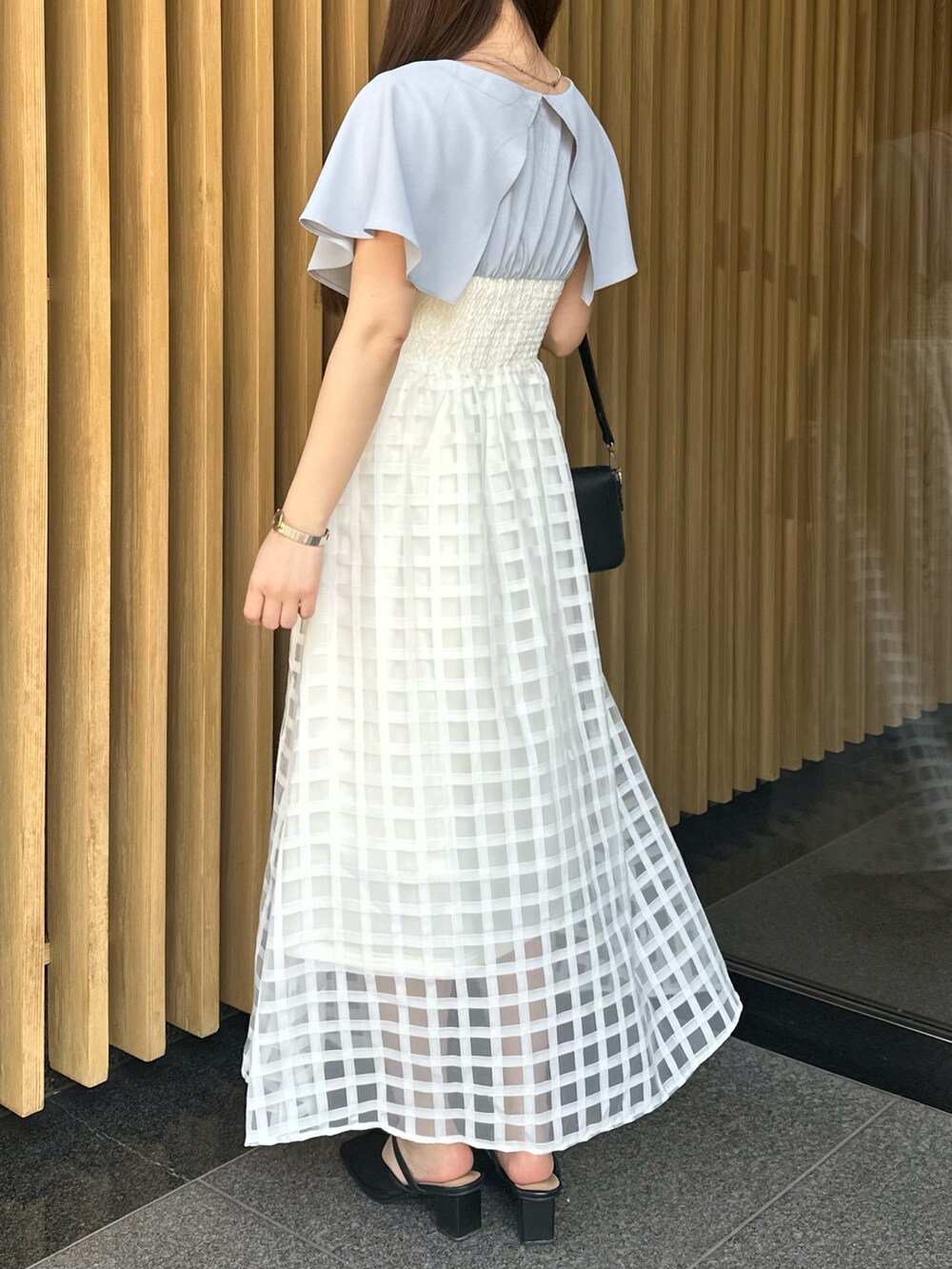 ブルー系のワンピースを着用したレディースの春コーディネートの3枚目の写真