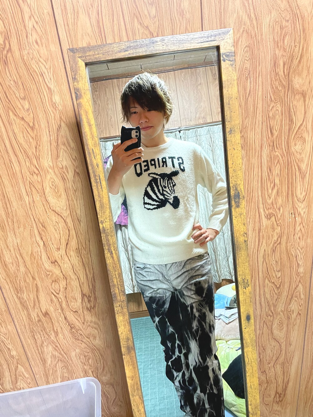 「ニット、馬、きれいめカジュアル、しまうま、ネタ、秋冬コーデ、お洒落さんとつながりたい、シマウマ柄、お笑い芸人、馬刺し、ネタです。、ヒヒーン、いいね、save、フォローお願いします🤑、汚めカジュアル、wearhalloween2021」｜「どこのか知らんけどシマウマのパーカーのアイテム（ニット/セーター、ホワイト系）」を使った、Dasai yatsuさん（メンズ・270cm）の秋コーディネートの2枚目の写真