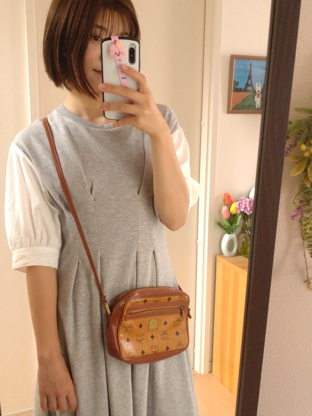 ブラウン系のショルダーバッグ、グレー系のワンピース、ホワイト系のサンダルを着用したレディースの夏コーディネートの2枚目の写真