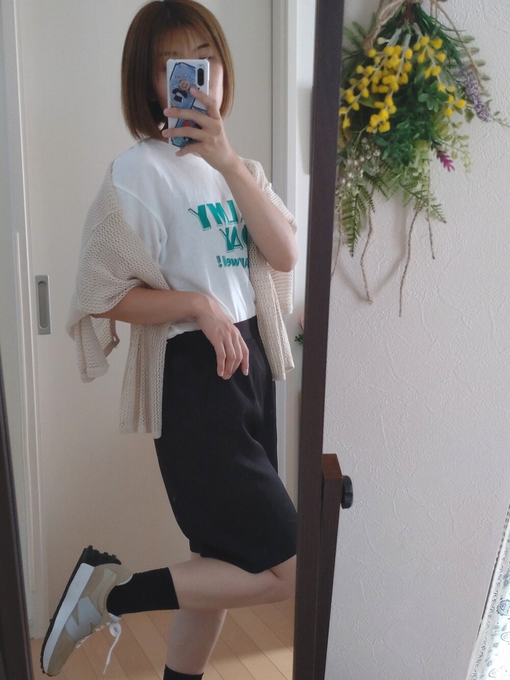 ホワイト系のTシャツ/カットソー、ブラック系のパンツ、ベージュ系のスニーカーを着用したレディースの夏コーディネートの2枚目の写真