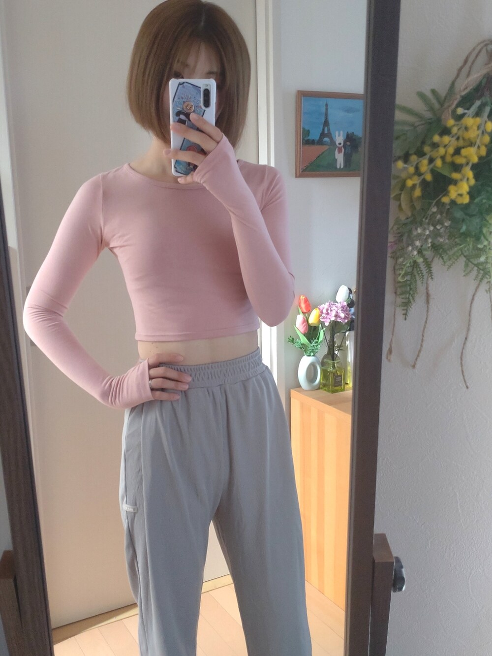 グレー系のスウェットパンツ、ピンク系のTシャツ/カットソー、ホワイト系のパーカーを着用したレディースの春コーディネートの2枚目の写真