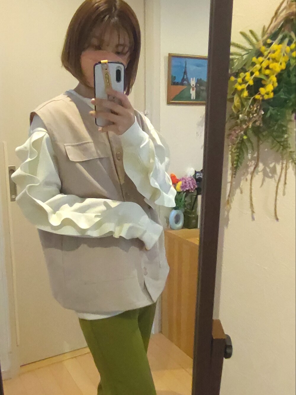 「カジュアルコーデ、春服、カラーパンツ、袖フリル、袖ボリューム、袖コンシャス、ミリタリーベスト、ベージュベスト、春コーデ、KOBE LETTUCE、しまむら、しまむらコーデ」｜「moment+のセンタープレスカラースラックスパンツ（スラックス、グリーン系）」を使った、lisapandaさん（レディース・164cm）の春コーディネートの2枚目の写真
