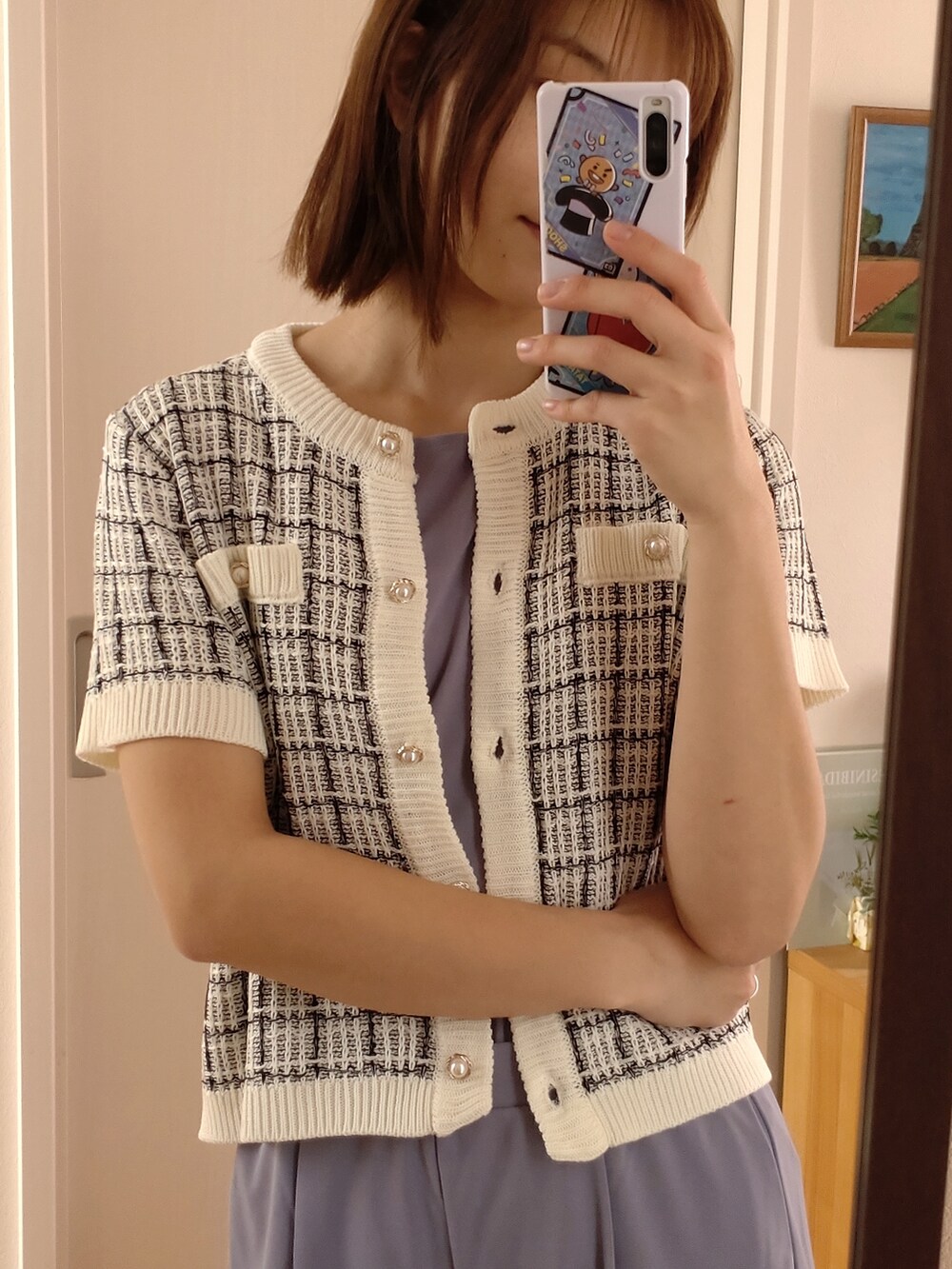 ブルー系のスラックス、ブルー系のTシャツ/カットソー、ホワイト系のカーディガン/ボレロを着用したレディースの春コーディネートの2枚目の写真