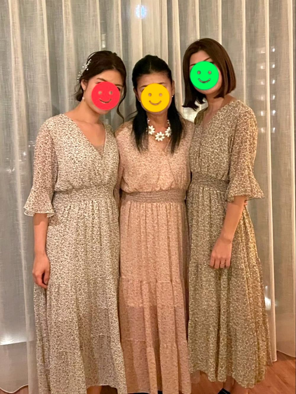 グリーン系のワンピース、ホワイト系のドレスを着用したレディースの春コーディネートの2枚目の写真