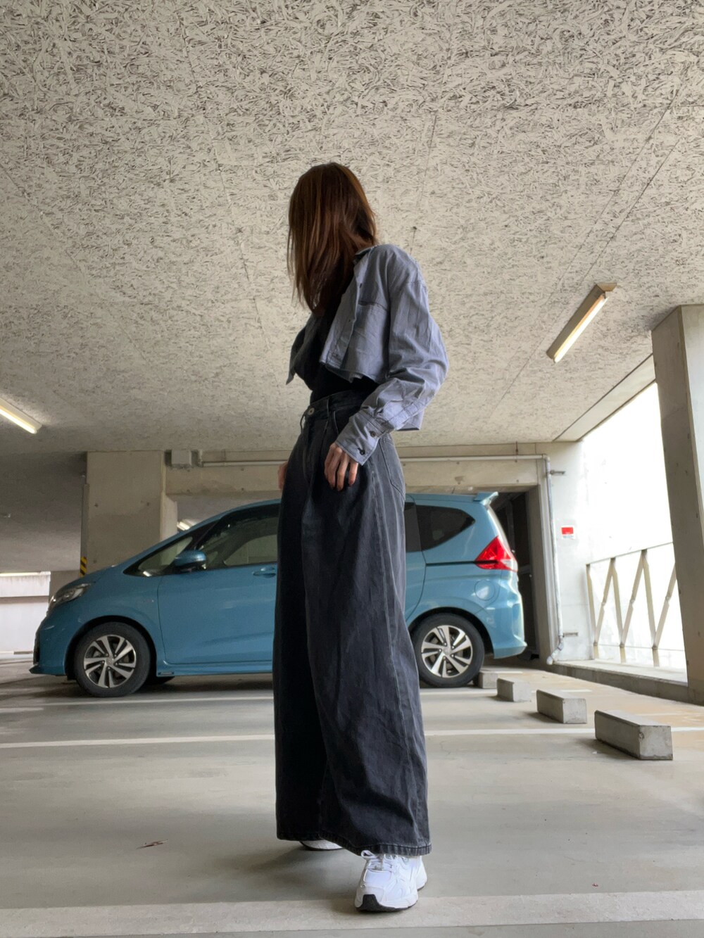 その他のシャツ/ブラウス、ブラック系のデニムパンツ、ホワイト系のスニーカーを着用したレディースの春コーディネートの2枚目の写真