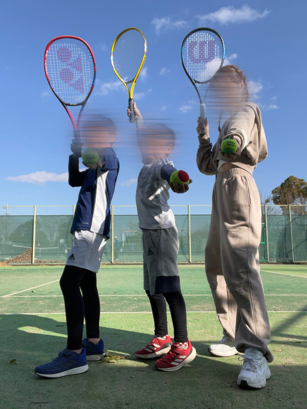 ベージュ系のスウェット、ベージュ系のスウェットパンツ、ホワイト系のスニーカーを着用したレディースの冬コーディネートの3枚目の写真