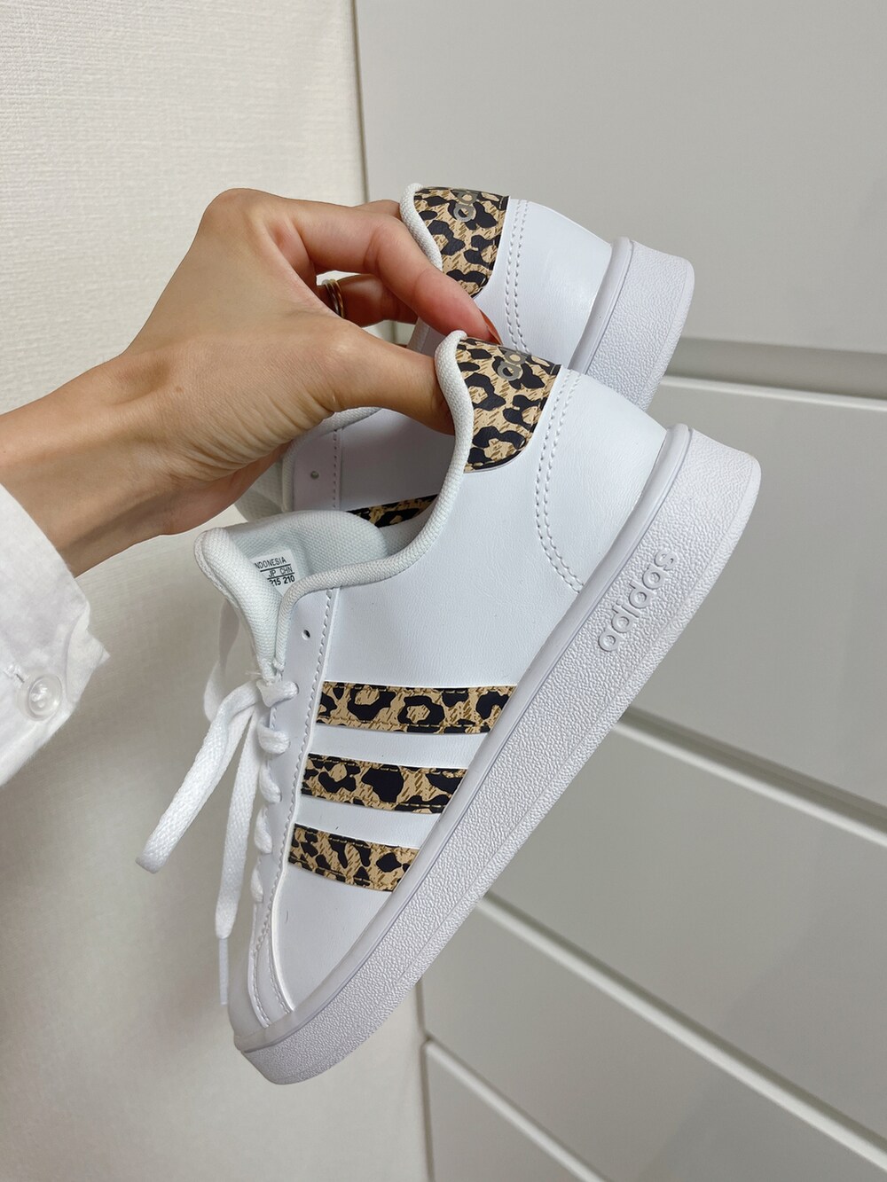 ホワイト系のシャツ/ブラウス、ベージュ系のTシャツ/カットソー、ブルー系のデニムパンツを着用したレディースの秋コーディネートの3枚目の写真