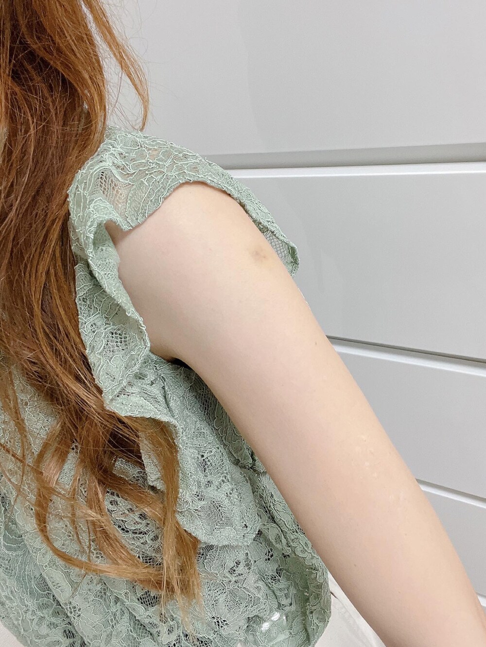 グリーン系のシャツ/ブラウス、ベージュ系のデニムスカート、その他のサンダルを着用したレディースの夏コーディネートの2枚目の写真