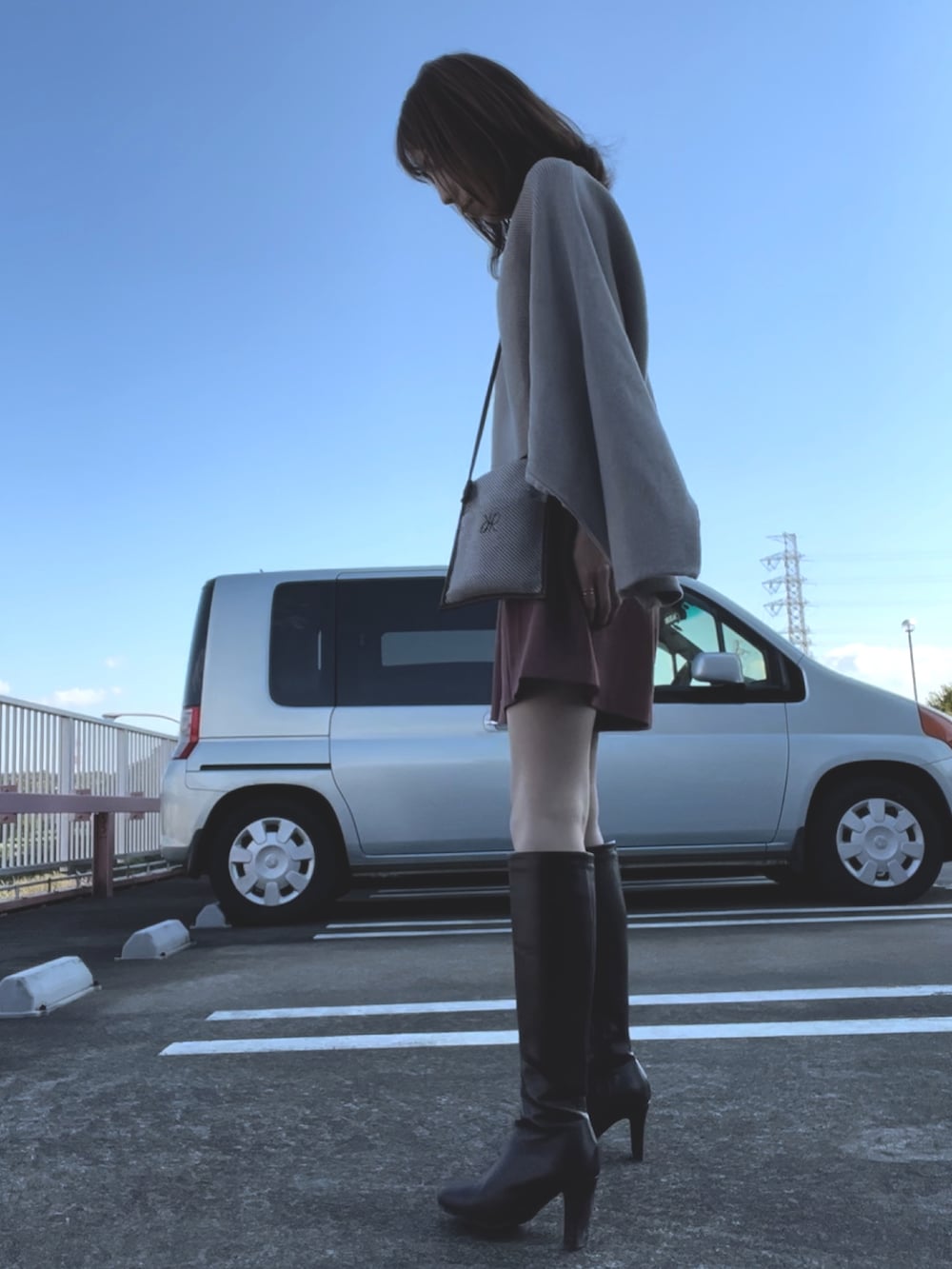 ベージュ系のニット/セーター、ブラウン系のスラックス、ブラウン系のショルダーバッグを着用したレディースの秋コーディネートの2枚目の写真