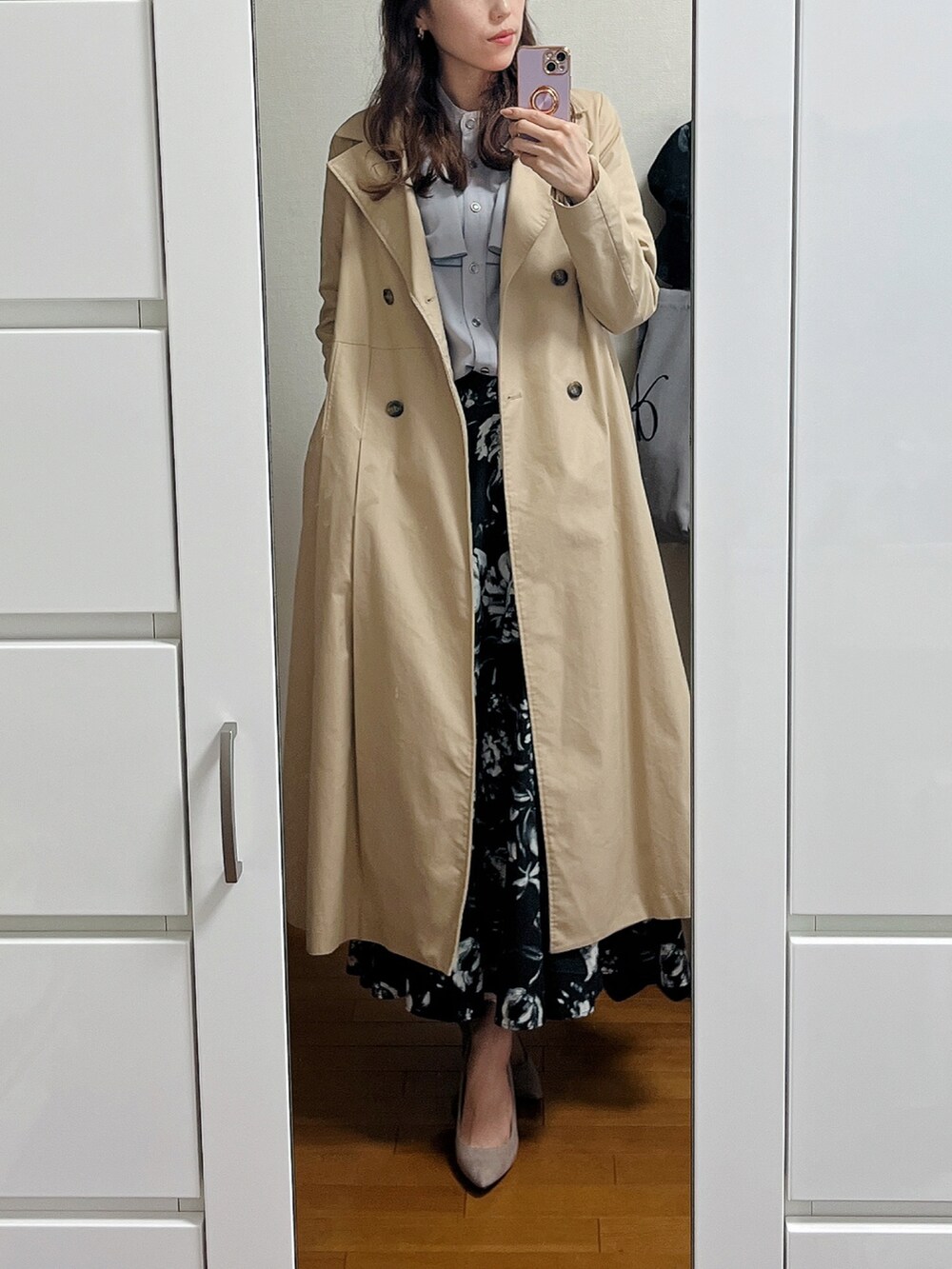 ブルー系のシャツ/ブラウス、ホワイト系のバッグ、ブラック系のスカートを着用したレディースの春コーディネートの2枚目の写真