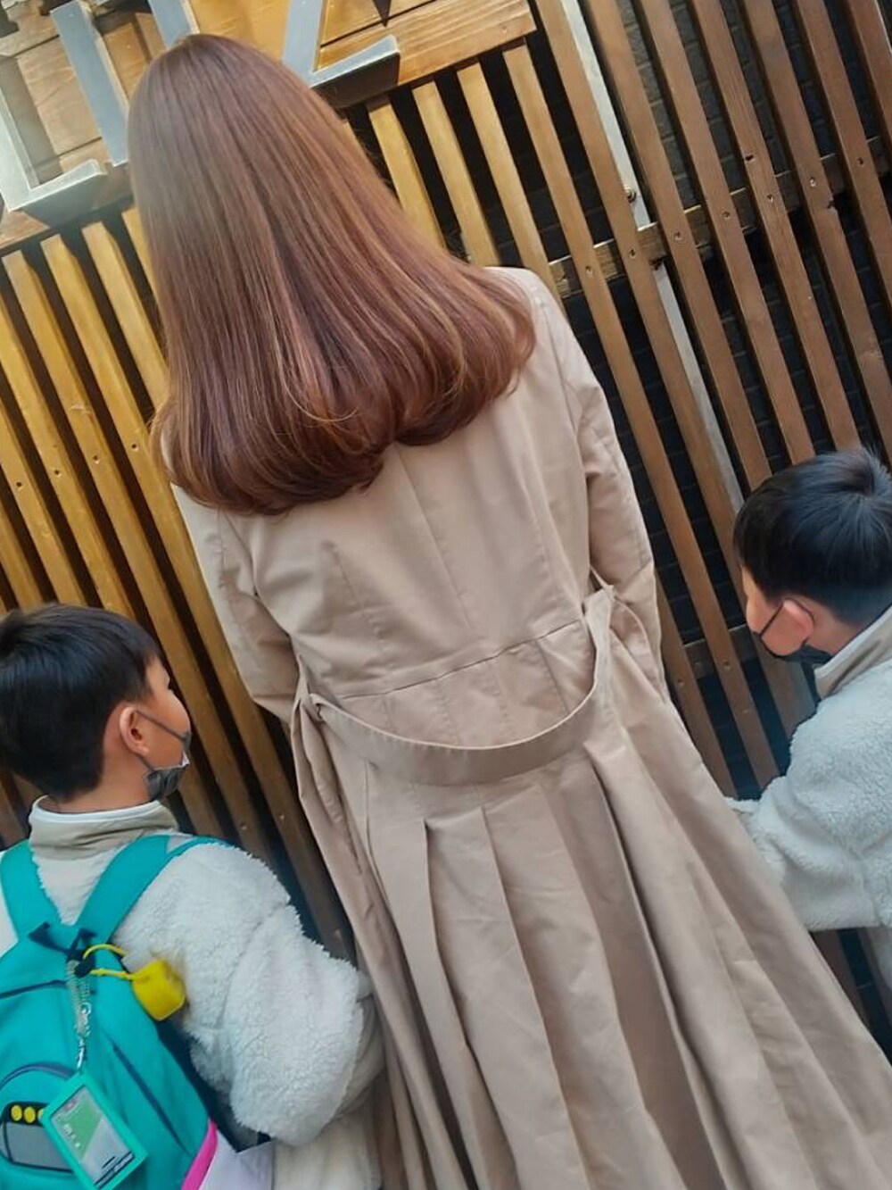 イエロー系のニット/セーター、ブルー系のデニムパンツを着用したレディースの冬コーディネートの2枚目の写真