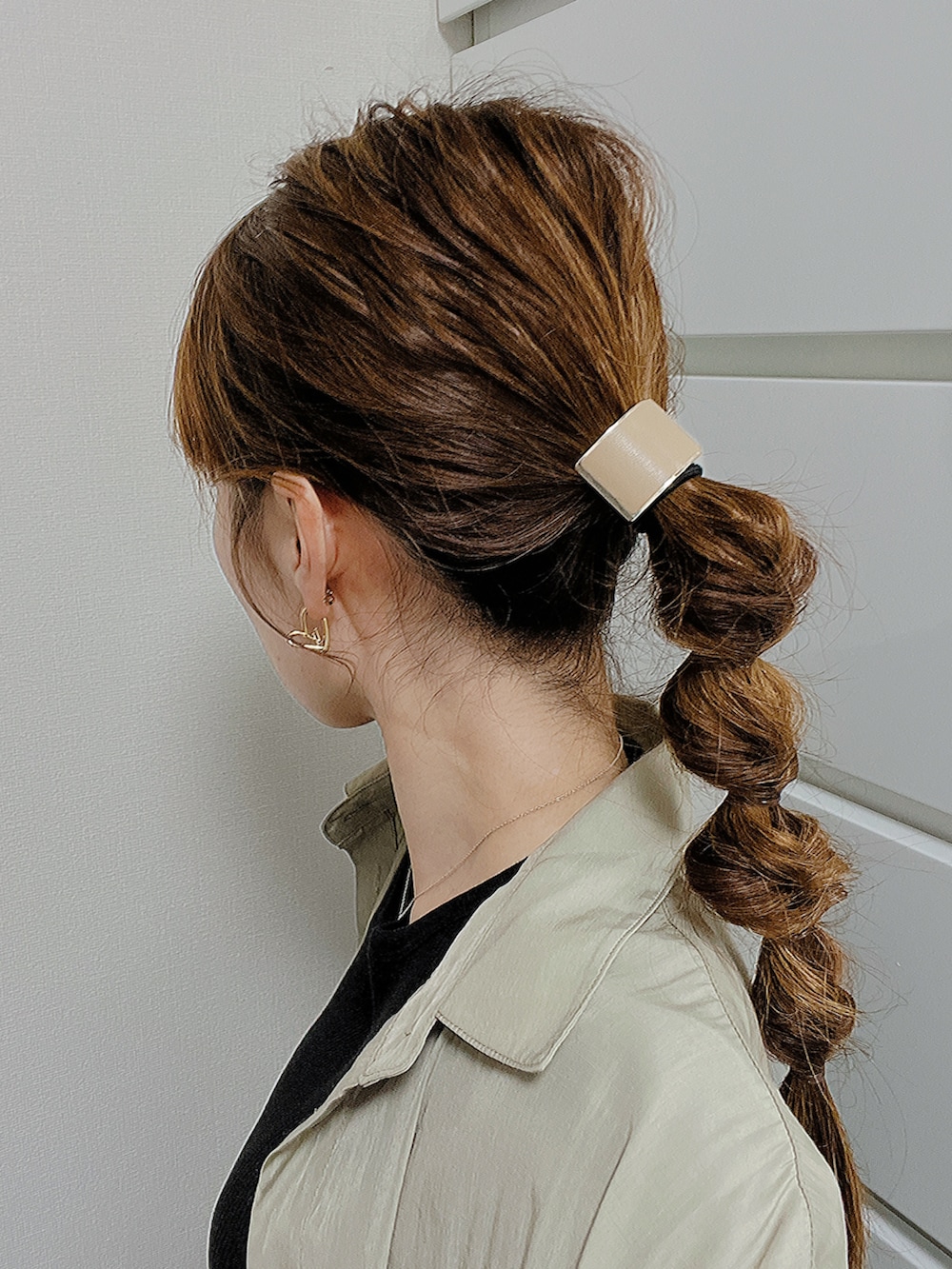 ブラック系のTシャツ/カットソー、グレー系のトートバッグ、ブルー系のデニムパンツを着用したレディースの夏コーディネートの3枚目の写真