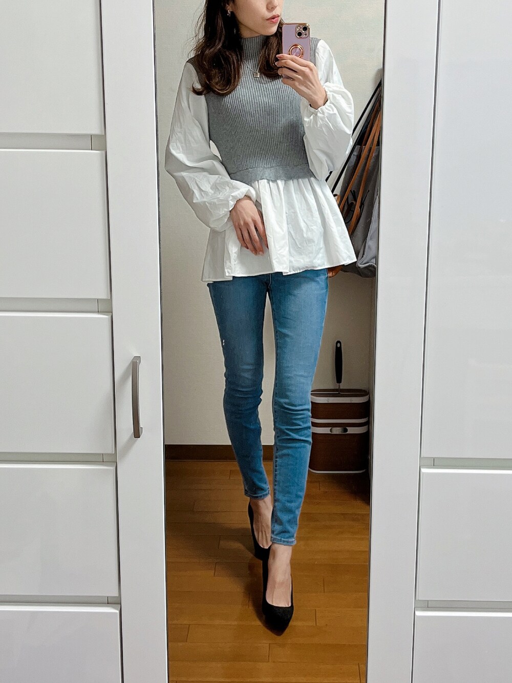 グレー系のシャツ/ブラウス、ピンク系のトレンチコート、ブルー系のデニムパンツを着用したレディースの冬コーディネートの2枚目の写真