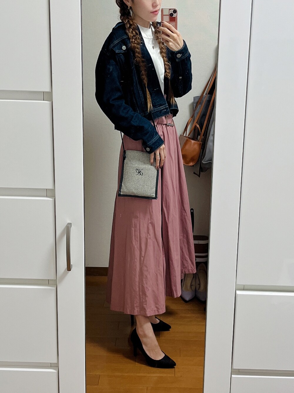 ホワイト系のニット/セーター、ブルー系のデニムジャケット、ピンク系のスカートを着用したレディースの秋コーディネートの2枚目の写真