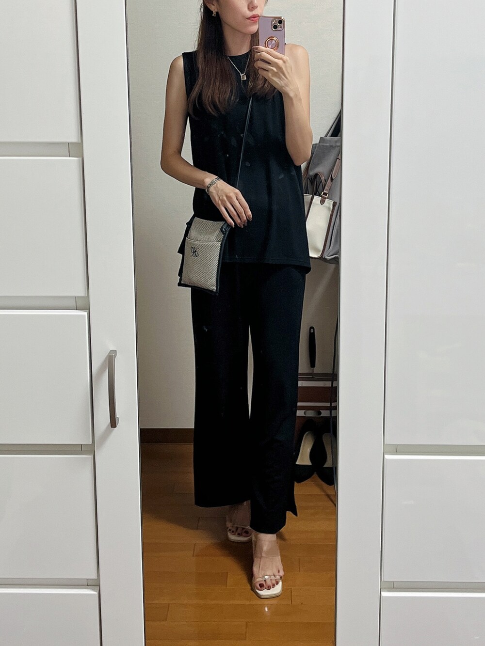 ブラック系のTシャツ/カットソー、ブラック系のその他パンツ、ブラック系のショルダーバッグを着用したレディースの夏コーディネートの2枚目の写真