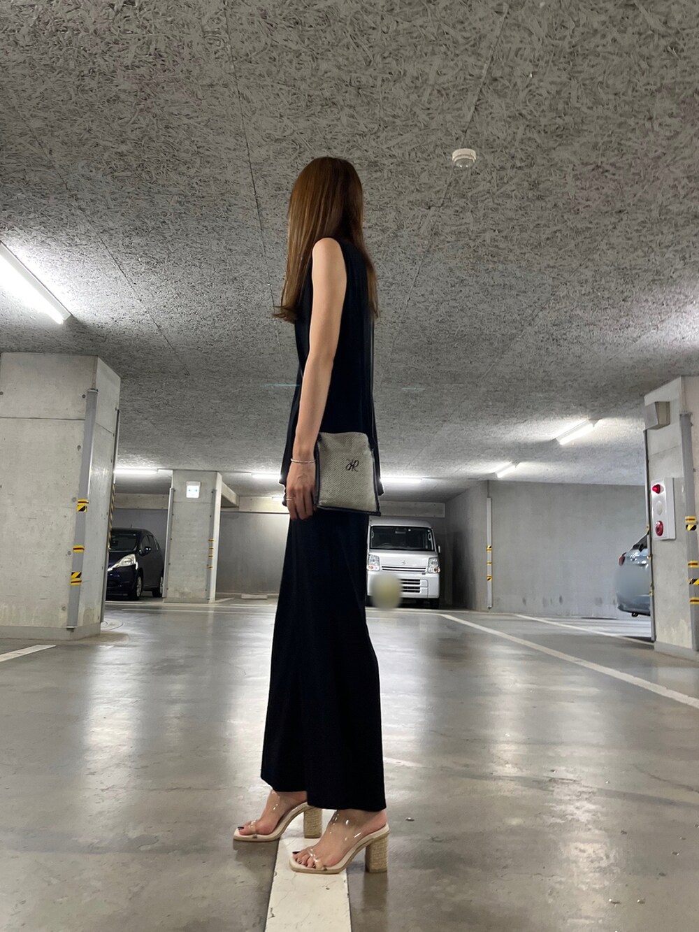 ブラック系のTシャツ/カットソー、ブラック系のその他パンツ、ブラック系のショルダーバッグを着用したレディースの夏コーディネートの2枚目の写真