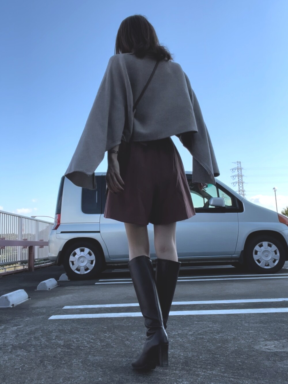 ベージュ系のニット/セーター、ブラウン系のスラックス、ブラウン系のショルダーバッグを着用したレディースの秋コーディネートの3枚目の写真